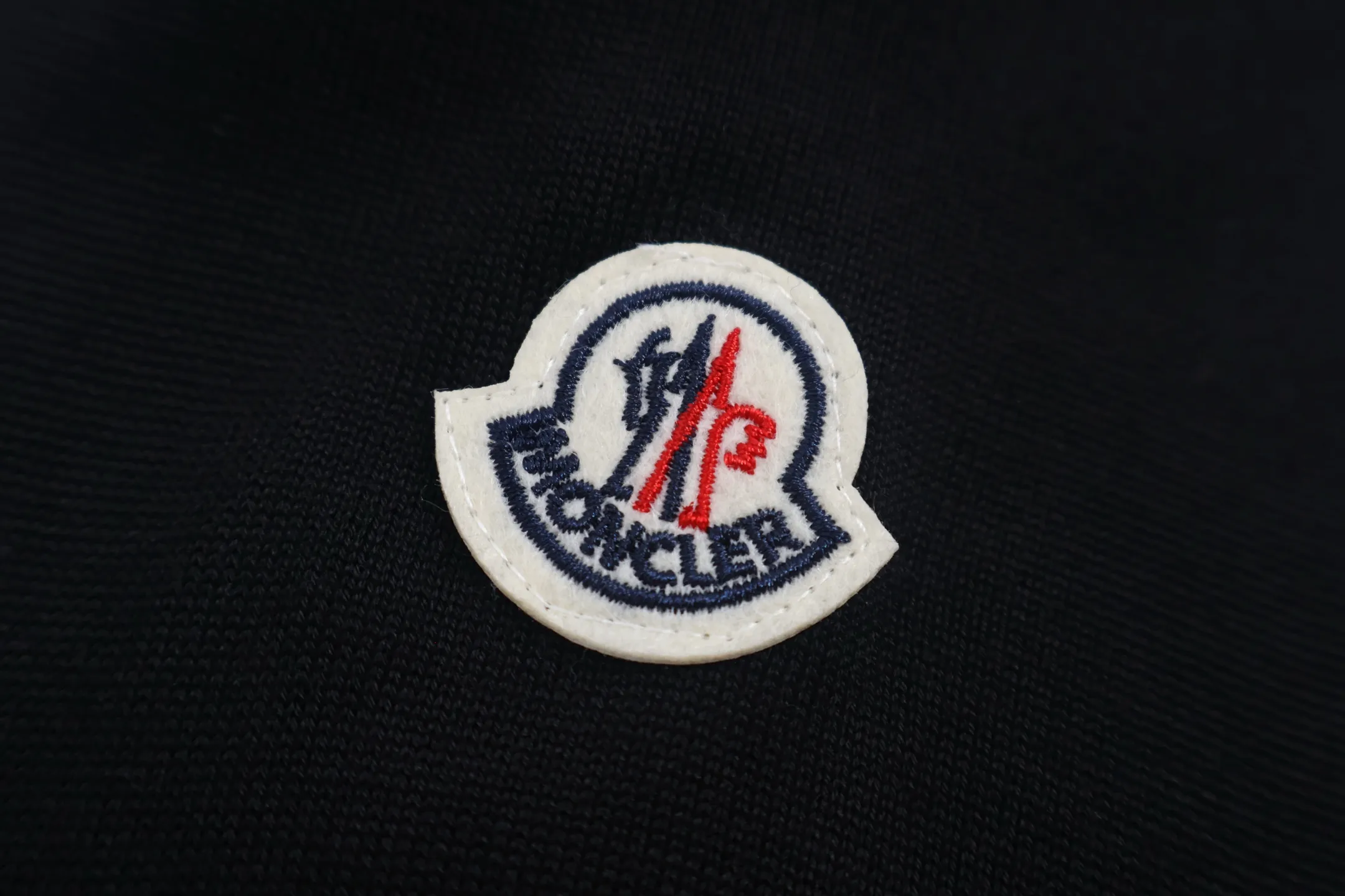 P440 Exclusive supply] Moncler color-blocked shoulder knitted sweater (black). The original version was purchased and developed at 5550. It is spun with custom-dyed black pure cotton yarn and has a computer-printed jacquard red and white color-blocked shoulder pattern. Made with imported 16-needle knitting machine. The small mark on the arm is embroidered with red and blue insignia using a BEHRINGER imported embroidery machine, and then a Czech sewing machine is used to sew the upper body side by side. Size:M/L/XL/XXL