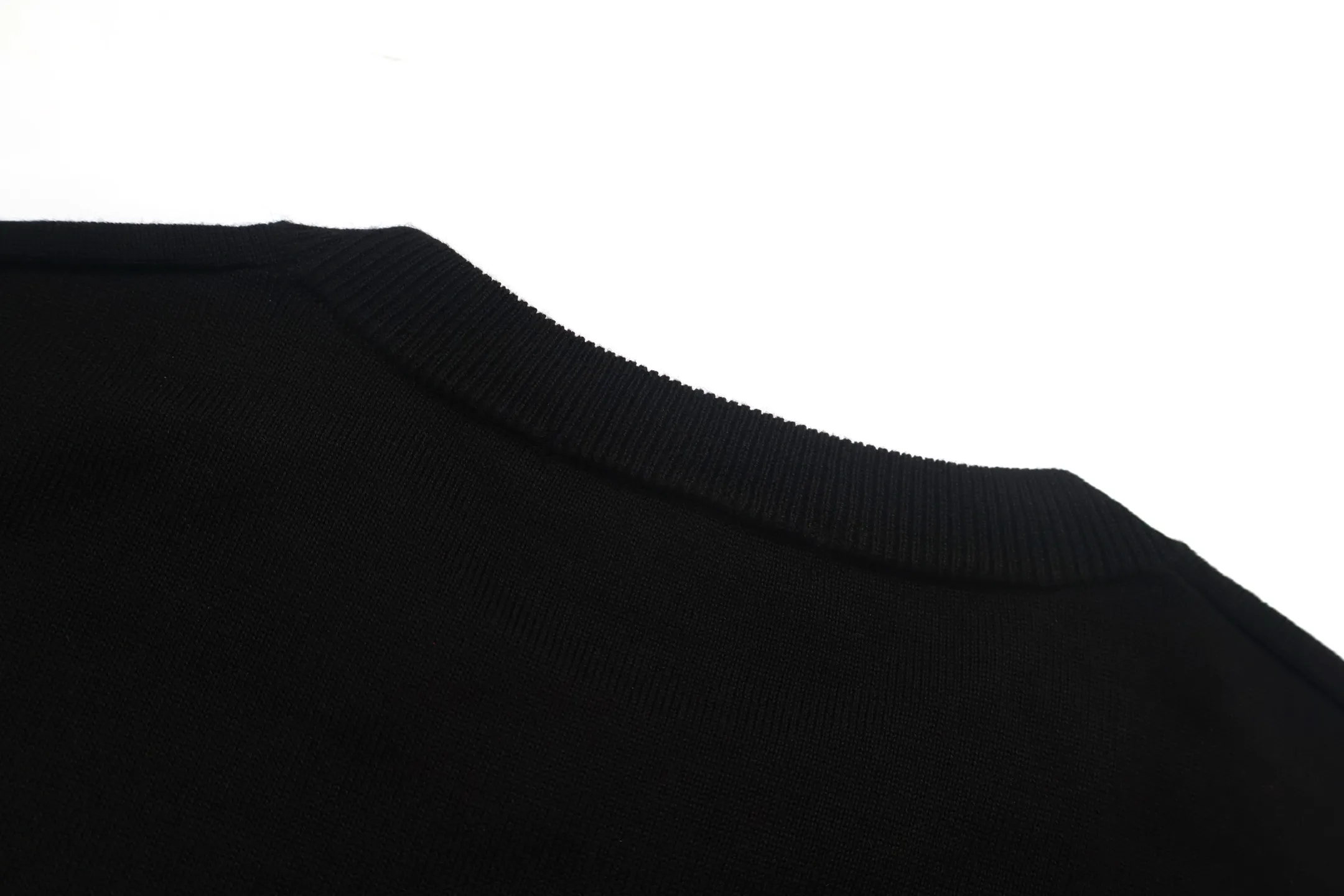 P440 Exclusive supply] Moncler color-blocked shoulder knitted sweater (black). The original version was purchased and developed at 5550. It is spun with custom-dyed black pure cotton yarn and has a computer-printed jacquard red and white color-blocked shoulder pattern. Made with imported 16-needle knitting machine. The small mark on the arm is embroidered with red and blue insignia using a BEHRINGER imported embroidery machine, and then a Czech sewing machine is used to sew the upper body side by side. Size:M/L/XL/XXL