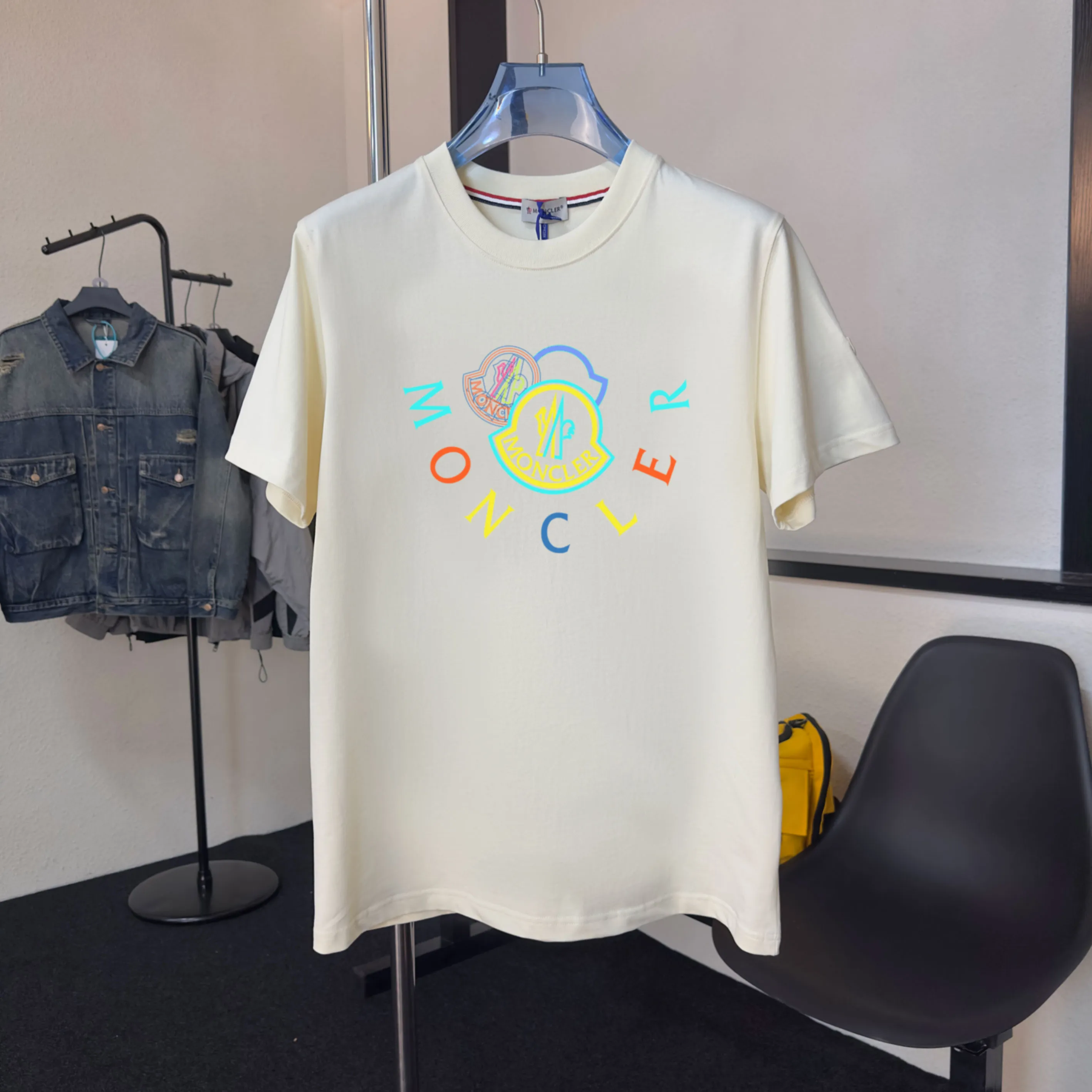 P140 💰Upgraded version "Mobile phone smart sensor ~ NFC chip armband ~ direct access to the official website for anti-counterfeiting" "Moncler ~ Mouth Mouth" 2025 new high-quality round neck short-sleeved T-shirt. The cuffs have imported embroidered labels. Customized dyeing, very comfortable to touch. Super versatile and good-looking short-sleeved. Complete with three labels. Non-market ordinary version. Feel free to compare. Quality is absolutely guaranteed! ‼ First of all, this original fabric is all custom-woven with 32-count double yarn fabric, 250G, and the weight is the same‼ Fine workmanship, double waistcoat method, double waistcoat method, double waistcoat method makes the whole dress more three-dimensional, which is not a craft that ordinary T-shirts can achieve🤪 Size: S-M-L-XL-2XL Color: black, white, apricot, same style for men and women