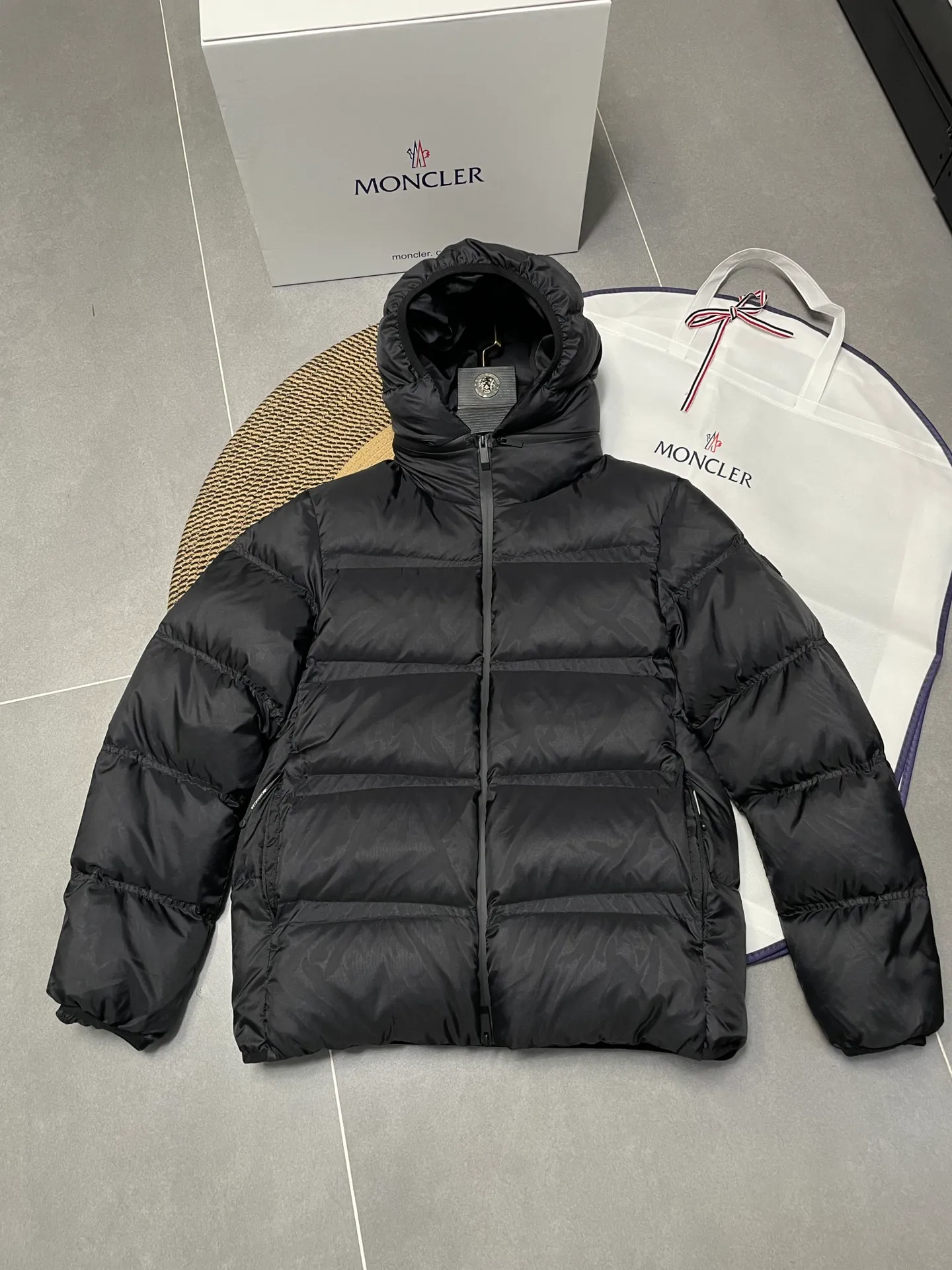 P840 🆕❤️2️⃣0️⃣2️⃣4️⃣🆕Special grade down⬆️Moncler Masac men's short down jacket. A must-have item for fabric control. 2024 new technical fabric. Extremely lightweight. Ultra-light and ultra-white gooseneck filling. Cleanliness ceiling. 850+ fill power. ⚠️Special grade product with complete barcode numbers and consistent with the official website. The tag has built-in NFC electronic sensor anti-counterfeiting. It supports multiple anti-counterfeiting verifications. It comes standard with a full set of gift box packaging at the counter. Masac men's short down jacket is made of protective materials and decorated with geometric quilting, which is lightweight and warm.  The Masac men's down jacket combines cutting-edge fabrics with innovative details. Short design made from lightweight, fine-grained tear-resistant functional fabric for durability and practicality. Lightweight and warm, it's finished with gusseted quilting. Comes with removable hood. Details •Made from ripstop fabric •Fine soft ripstop lining •Down filled •Removable hood •Two-way zipper closure •Zip pockets •Elasticized cuffs and hem Size: 1-5 Black/Blue Couple's