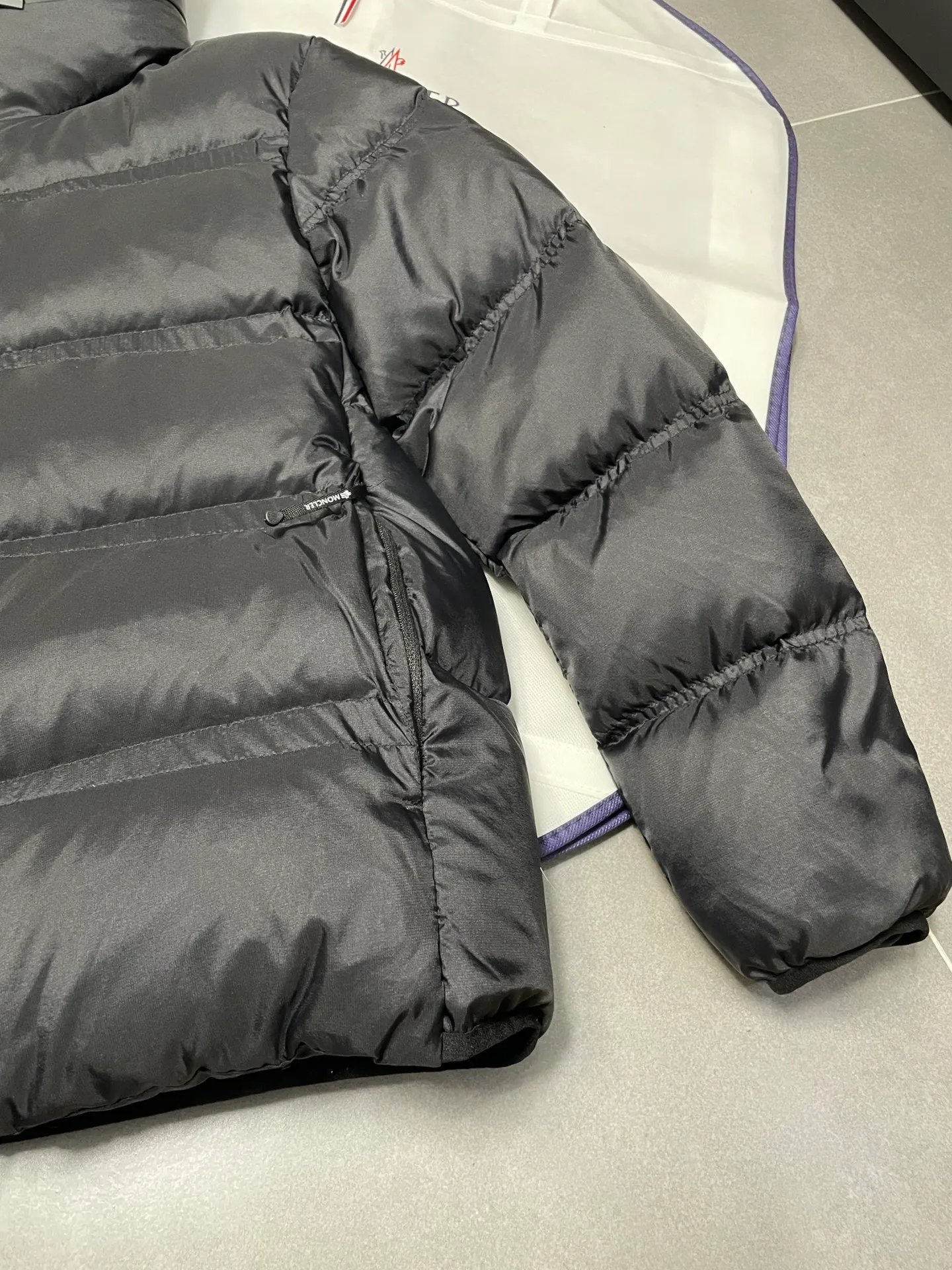 P840 🆕❤️2️⃣0️⃣2️⃣4️⃣🆕Special grade down⬆️Moncler Masac men's short down jacket. A must-have item for fabric control. 2024 new technical fabric. Extremely lightweight. Ultra-light and ultra-white gooseneck filling. Cleanliness ceiling. 850+ fill power. ⚠️Special grade product with complete barcode numbers and consistent with the official website. The tag has built-in NFC electronic sensor anti-counterfeiting. It supports multiple anti-counterfeiting verifications. It comes standard with a full set of gift box packaging at the counter. Masac men's short down jacket is made of protective materials and decorated with geometric quilting, which is lightweight and warm.  The Masac men's down jacket combines cutting-edge fabrics with innovative details. Short design made from lightweight, fine-grained tear-resistant functional fabric for durability and practicality. Lightweight and warm, it's finished with gusseted quilting. Comes with removable hood. Details •Made from ripstop fabric •Fine soft ripstop lining •Down filled •Removable hood •Two-way zipper closure •Zip pockets •Elasticized cuffs and hem Size: 1-5 Black/Blue Couple's