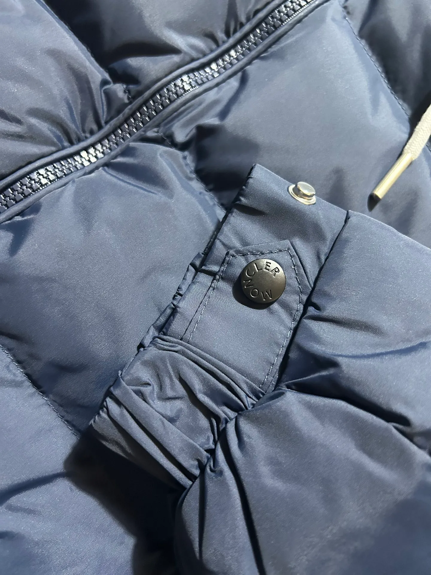 P450 000040 #FF2533 Moncler Cardere Series Short Down Jacket Letter printed short long-sleeved hooded down jacket. With official website QR code, five sheets of matching accessories details. Washable. The zipper of the hood can be zipped up. Size: M-XXL