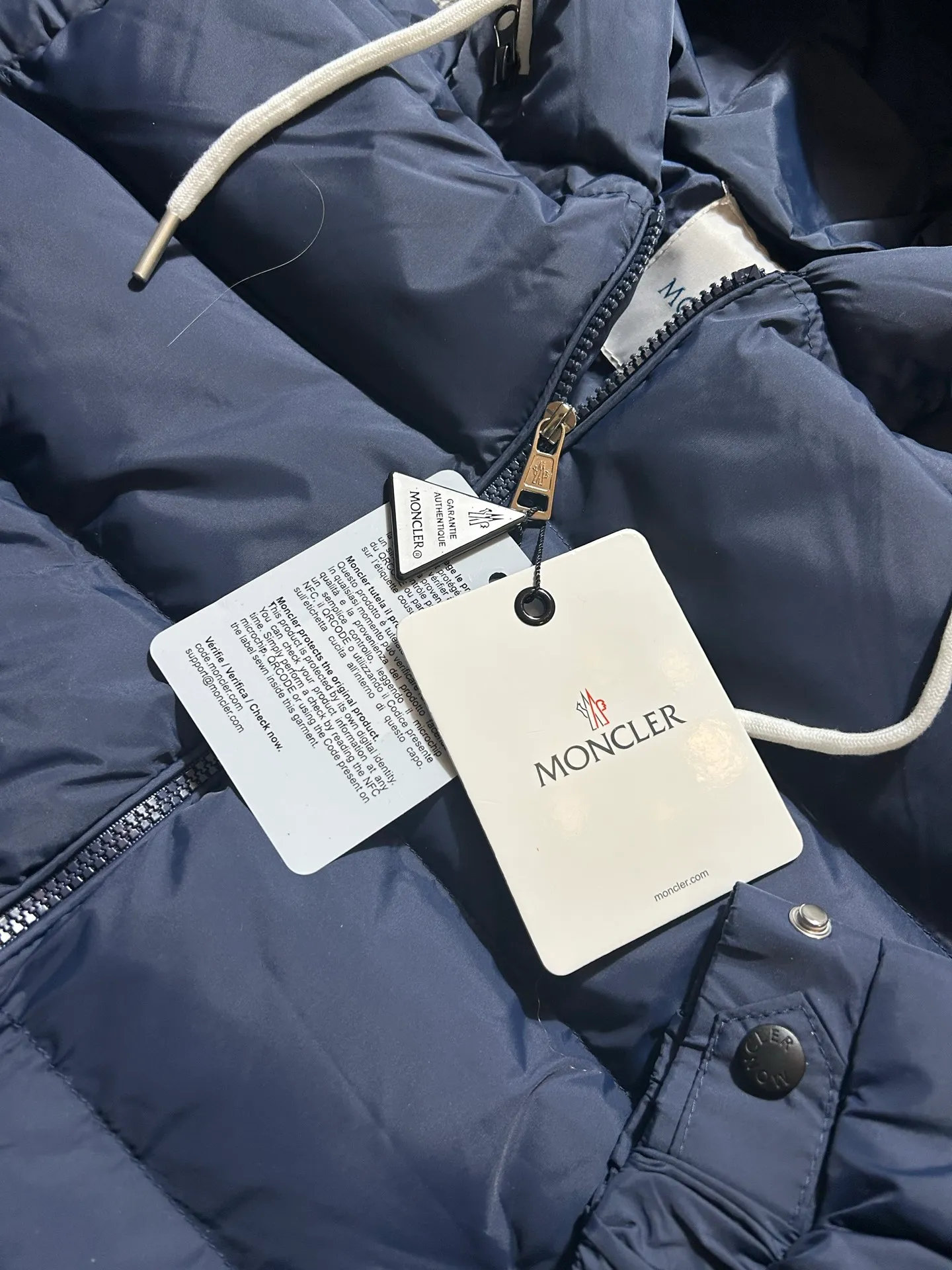 P450 000040 #FF2533 Moncler Cardere Series Short Down Jacket Letter printed short long-sleeved hooded down jacket. With official website QR code, five sheets of matching accessories details. Washable. The zipper of the hood can be zipped up. Size: M-XXL