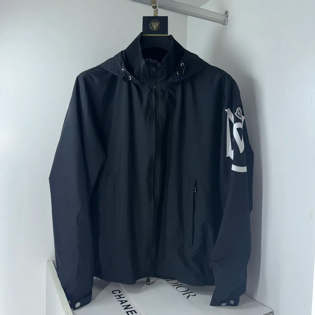 P430 Moncler masked jacket, windbreaker, coat! The upper is soft and comfortable, windproof and rainproof and super lightweight! The arms are printed with the latest brand prints ~ the style is even more fashionable and stylish, the zippers are engraved with logos, and various details highlight the quality! It can be worn as a jacket in spring and autumn, and it is very nice to use in concave shapes! Practical and versatile. Color: black (thin version) Size: M-2XL