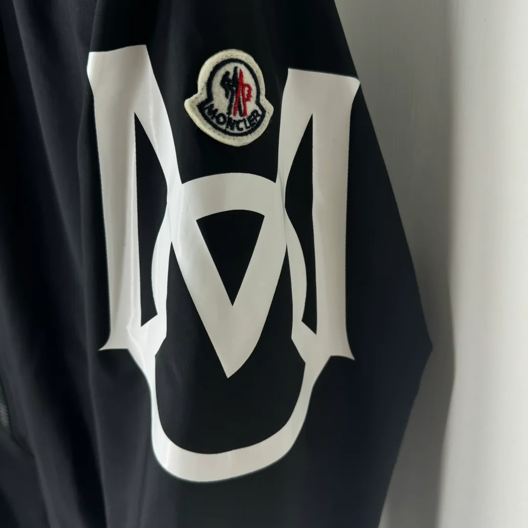 P430 Moncler masked jacket, windbreaker, coat! The upper is soft and comfortable, windproof and rainproof and super lightweight! The arms are printed with the latest brand prints ~ the style is even more fashionable and stylish, the zippers are engraved with logos, and various details highlight the quality! It can be worn as a jacket in spring and autumn, and it is very nice to use in concave shapes! Practical and versatile. Color: black (thin version) Size: M-2XL