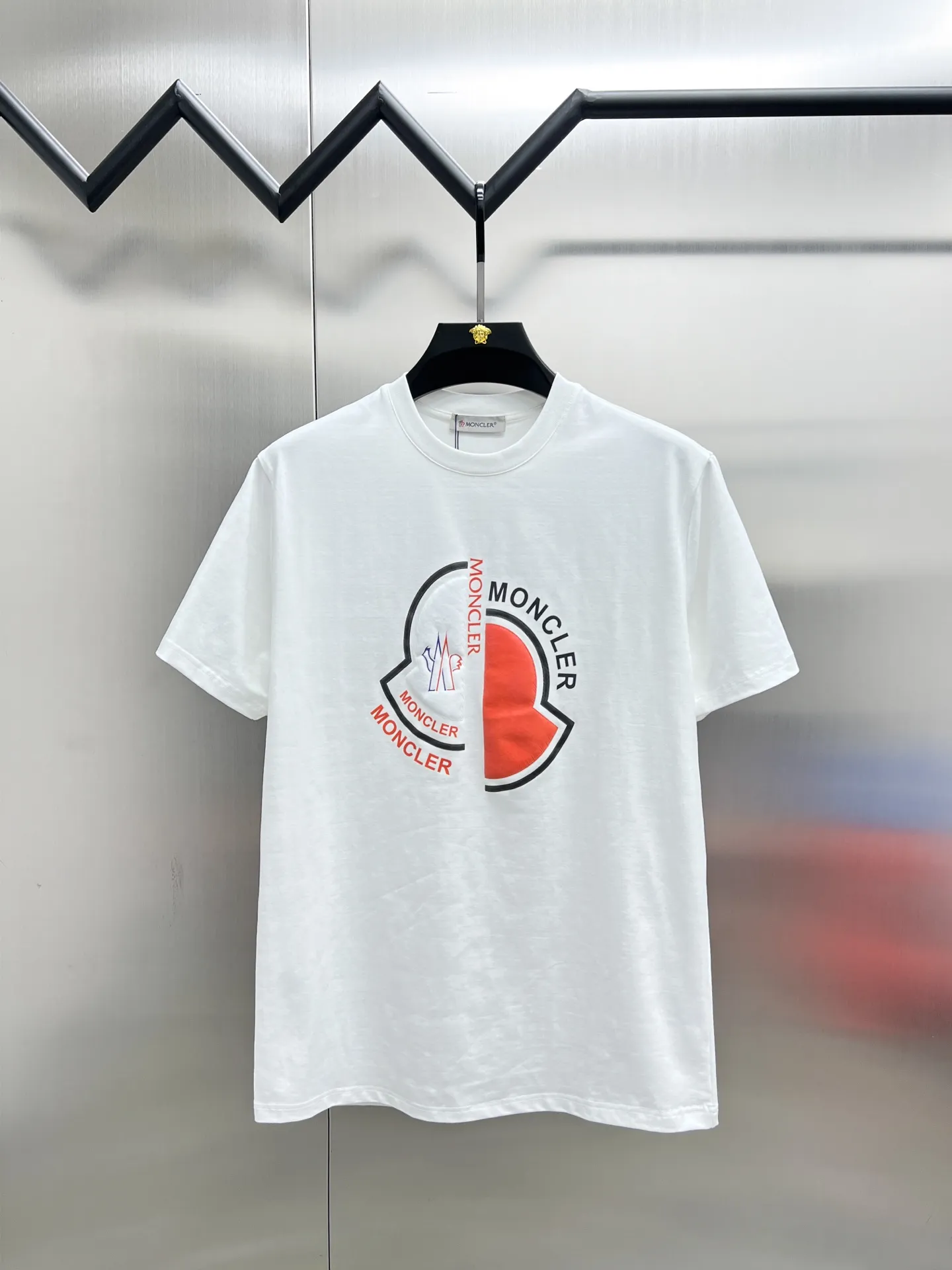 P220 Moncler🌟New debut counter latest short-sleeved round neck T-shirt, high-end customized design, avant-garde and fashionable! The brand logo emphasizes craftsmanship and is designed with high-end custom fabrics. Soft to the touch. Comfortable to wear. Exquisite stitching at the counter level. Fine workmanship. The upper body effect is incomparably handsome! A must-have item for a stylish man! 🐎🐎Size: M-XXL (size chart in the last picture)