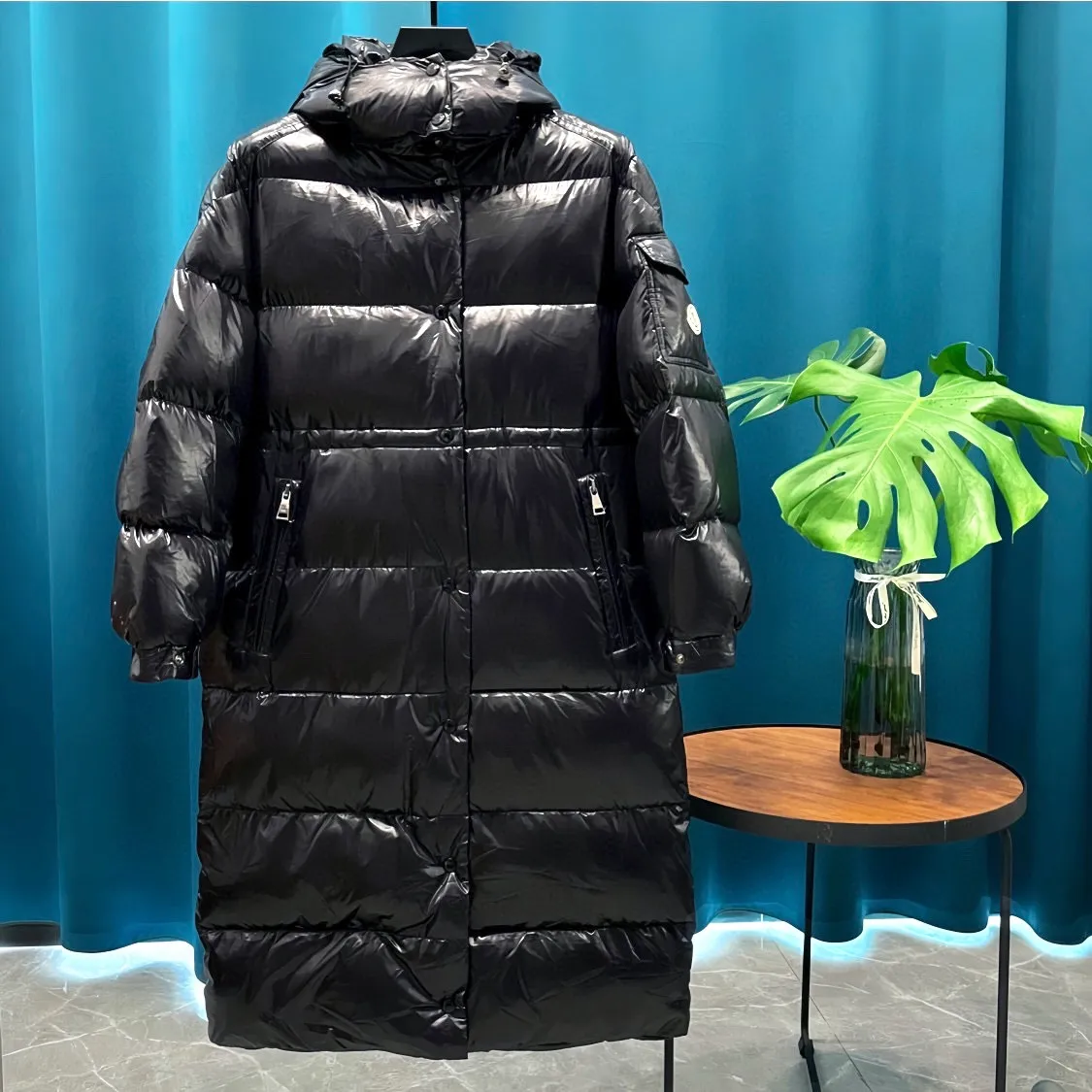 P800 Moncler ➡️Male Maire long matte black down jacket for women, perfect for keeping out the cold! Yuhuang Winter Extra Long Hooded Down Jacket There are thousands of styles of down jackets. As the king at the pinnacle of the down industry, Yuhuang Family will be included in the key repurchase list every year!  Because no matter how cold the wind is and the cold is unbearable, Yuhuang will always accompany you to give you warmth and resist the cold wave!  Made of pure European standard 90% goose down + 10% feathers. Real European standard goose down🦢 When you get the clothes, you can feel the filling and fullness of the down jacket. It is really not on the same level as the market products... The down content is the highest level in the industry. The raw materials are well invested. The best neck down on the goose is selected. The down is light, thin, soft and warm. It is very healing, comfortable and breathable, and as warm as a lover’s hug!  The shiny fabric design is noble and elegant, highlighting the texture! If you touch it with your fingers, you will definitely be conquered by its invincible texture, which is fluffy but not bloated! Everything is Yuhuang’s craftsmanship. Highly praised. It’s extremely eye-catching!