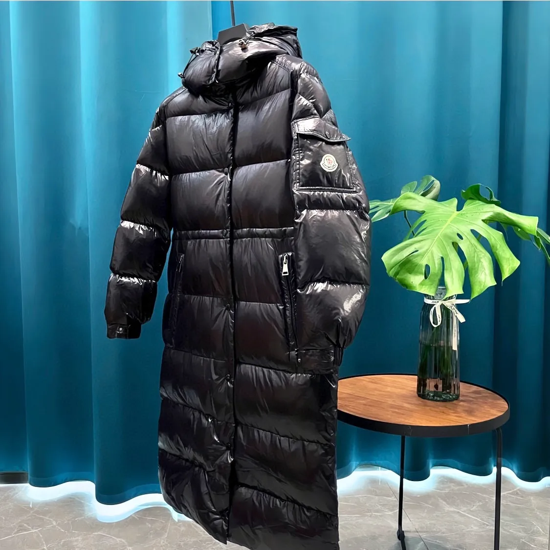P800 Moncler ➡️Male Maire long matte black down jacket for women, perfect for keeping out the cold! Yuhuang Winter Extra Long Hooded Down Jacket There are thousands of styles of down jackets. As the king at the pinnacle of the down industry, Yuhuang Family will be included in the key repurchase list every year!  Because no matter how cold the wind is and the cold is unbearable, Yuhuang will always accompany you to give you warmth and resist the cold wave!  Made of pure European standard 90% goose down + 10% feathers. Real European standard goose down🦢 When you get the clothes, you can feel the filling and fullness of the down jacket. It is really not on the same level as the market products... The down content is the highest level in the industry. The raw materials are well invested. The best neck down on the goose is selected. The down is light, thin, soft and warm. It is very healing, comfortable and breathable, and as warm as a lover’s hug!  The shiny fabric design is noble and elegant, highlighting the texture! If you touch it with your fingers, you will definitely be conquered by its invincible texture, which is fluffy but not bloated! Everything is Yuhuang’s craftsmanship. Highly praised. It’s extremely eye-catching!