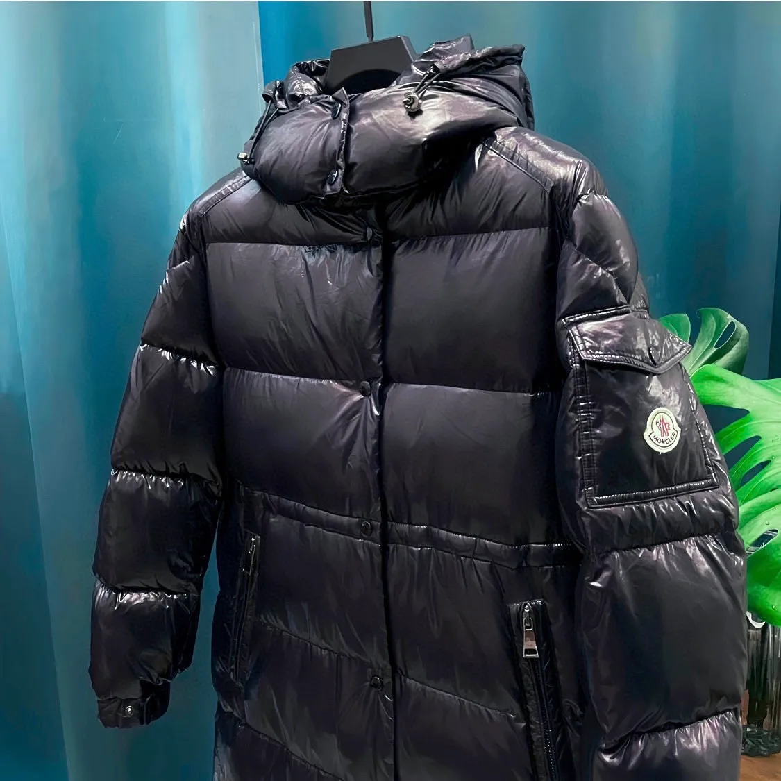 P800 Moncler ➡️Male Maire long matte black down jacket for women, perfect for keeping out the cold! Yuhuang Winter Extra Long Hooded Down Jacket There are thousands of styles of down jackets. As the king at the pinnacle of the down industry, Yuhuang Family will be included in the key repurchase list every year!  Because no matter how cold the wind is and the cold is unbearable, Yuhuang will always accompany you to give you warmth and resist the cold wave!  Made of pure European standard 90% goose down + 10% feathers. Real European standard goose down🦢 When you get the clothes, you can feel the filling and fullness of the down jacket. It is really not on the same level as the market products... The down content is the highest level in the industry. The raw materials are well invested. The best neck down on the goose is selected. The down is light, thin, soft and warm. It is very healing, comfortable and breathable, and as warm as a lover’s hug!  The shiny fabric design is noble and elegant, highlighting the texture! If you touch it with your fingers, you will definitely be conquered by its invincible texture, which is fluffy but not bloated! Everything is Yuhuang’s craftsmanship. Highly praised. It’s extremely eye-catching!