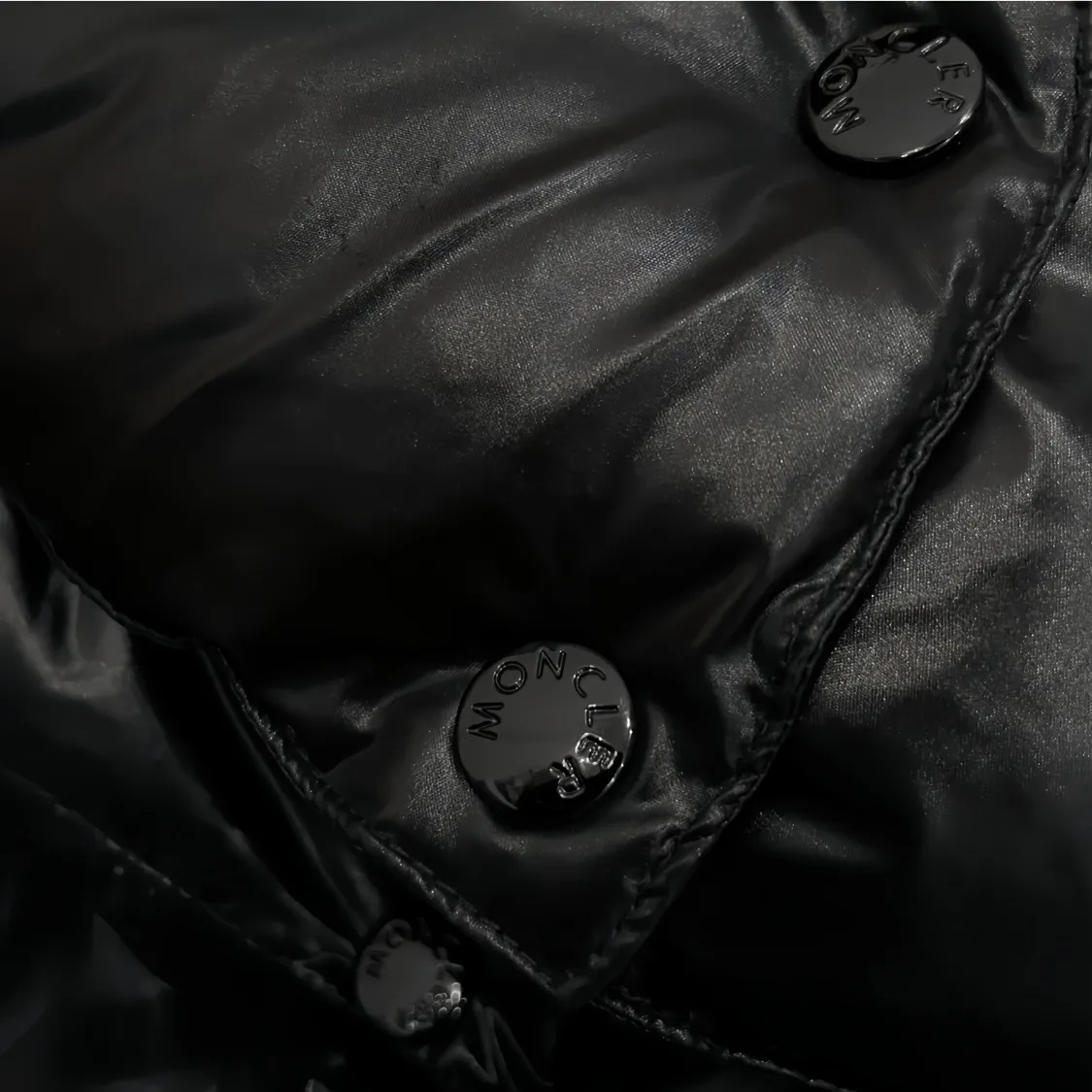 P800 Moncler ➡️Male Maire long matte black down jacket for women, perfect for keeping out the cold! Yuhuang Winter Extra Long Hooded Down Jacket There are thousands of styles of down jackets. As the king at the pinnacle of the down industry, Yuhuang Family will be included in the key repurchase list every year!  Because no matter how cold the wind is and the cold is unbearable, Yuhuang will always accompany you to give you warmth and resist the cold wave!  Made of pure European standard 90% goose down + 10% feathers. Real European standard goose down🦢 When you get the clothes, you can feel the filling and fullness of the down jacket. It is really not on the same level as the market products... The down content is the highest level in the industry. The raw materials are well invested. The best neck down on the goose is selected. The down is light, thin, soft and warm. It is very healing, comfortable and breathable, and as warm as a lover’s hug!  The shiny fabric design is noble and elegant, highlighting the texture! If you touch it with your fingers, you will definitely be conquered by its invincible texture, which is fluffy but not bloated! Everything is Yuhuang’s craftsmanship. Highly praised. It’s extremely eye-catching!