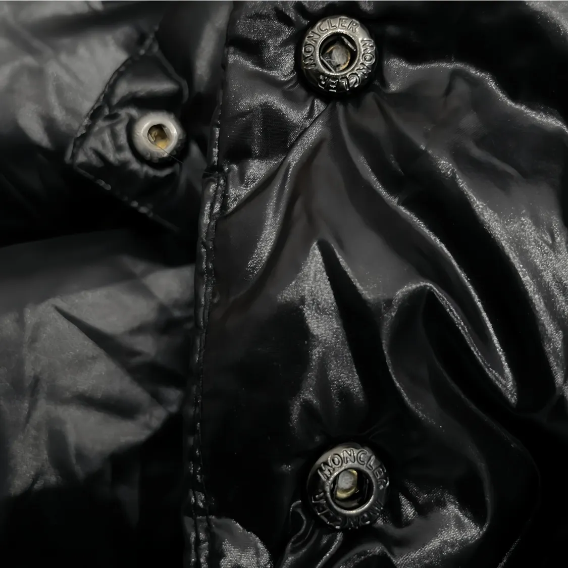P800 Moncler ➡️Male Maire long matte black down jacket for women, perfect for keeping out the cold! Yuhuang Winter Extra Long Hooded Down Jacket There are thousands of styles of down jackets. As the king at the pinnacle of the down industry, Yuhuang Family will be included in the key repurchase list every year!  Because no matter how cold the wind is and the cold is unbearable, Yuhuang will always accompany you to give you warmth and resist the cold wave!  Made of pure European standard 90% goose down + 10% feathers. Real European standard goose down🦢 When you get the clothes, you can feel the filling and fullness of the down jacket. It is really not on the same level as the market products... The down content is the highest level in the industry. The raw materials are well invested. The best neck down on the goose is selected. The down is light, thin, soft and warm. It is very healing, comfortable and breathable, and as warm as a lover’s hug!  The shiny fabric design is noble and elegant, highlighting the texture! If you touch it with your fingers, you will definitely be conquered by its invincible texture, which is fluffy but not bloated! Everything is Yuhuang’s craftsmanship. Highly praised. It’s extremely eye-catching!