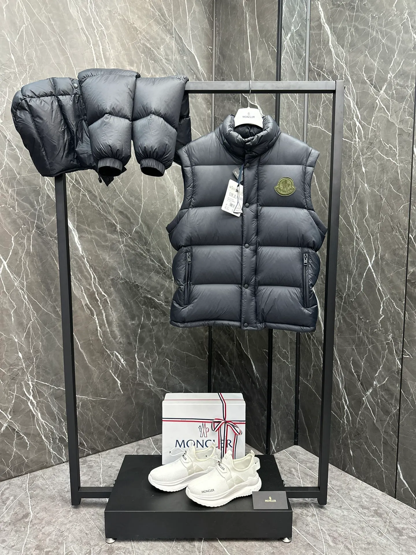 P900 Moncler Cyclone two-in-one down jacket. Convertible/jacket/hooded vest/stand collar vest/hooded down jacket. It is really easy to wear and practical.