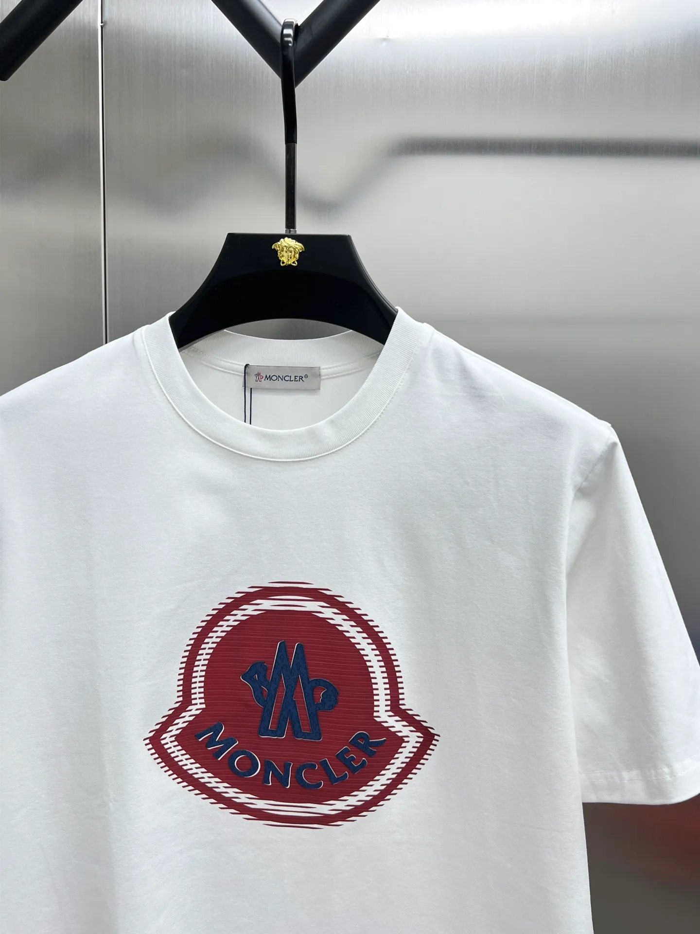 P220 Moncler🌟New debut counter latest short-sleeved round neck T-shirt, high-end customized design, avant-garde and fashionable! The brand logo emphasizes craftsmanship and is designed with high-end custom fabrics. Soft to the touch. Comfortable to wear. Exquisite stitching at the counter level. Fine workmanship. The upper body effect is incomparably handsome! A must-have item for a stylish man! 🐎🐎Size: M-XXL (size chart in the last picture)