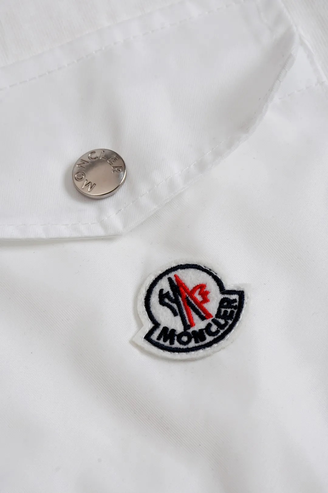 P170 Moncler Moncler high version slightly wide version S-XL moncler 26SS new products are on sale simultaneously on the official website The top and most classic chest pocket armband embroidery🪡logo round neck short sleeves, exquisite craftsmanship counter fabrics, top-notch elements, classic short sleeves complete with 3 labels, fashionable for men, unparalleled in terms of upper body comfort and existence, it can be said to be a must-have summer companion, excellent breathability and comfortable wearing feeling are unparalleled ~ Recommended! ! Timeless pieces for every season. Classic style, with the classic Meng family logo on the chest and the English letters of the Meng family engraved on the buttons. The original version was developed 1:1, complete with three labels, business casual, high-end for outer wear and inner wear, same style for men and women, highly recommended! Color: Black White Size: S-XL Size chart: S: Shoulder width 50-Bust 56-Length 70 M: Shoulder width 52-Bust 57-Length 72 L: Shoulder width 54-Bust 59-Length 74 XL: Shoulder width 56-Bust 62-Length 76