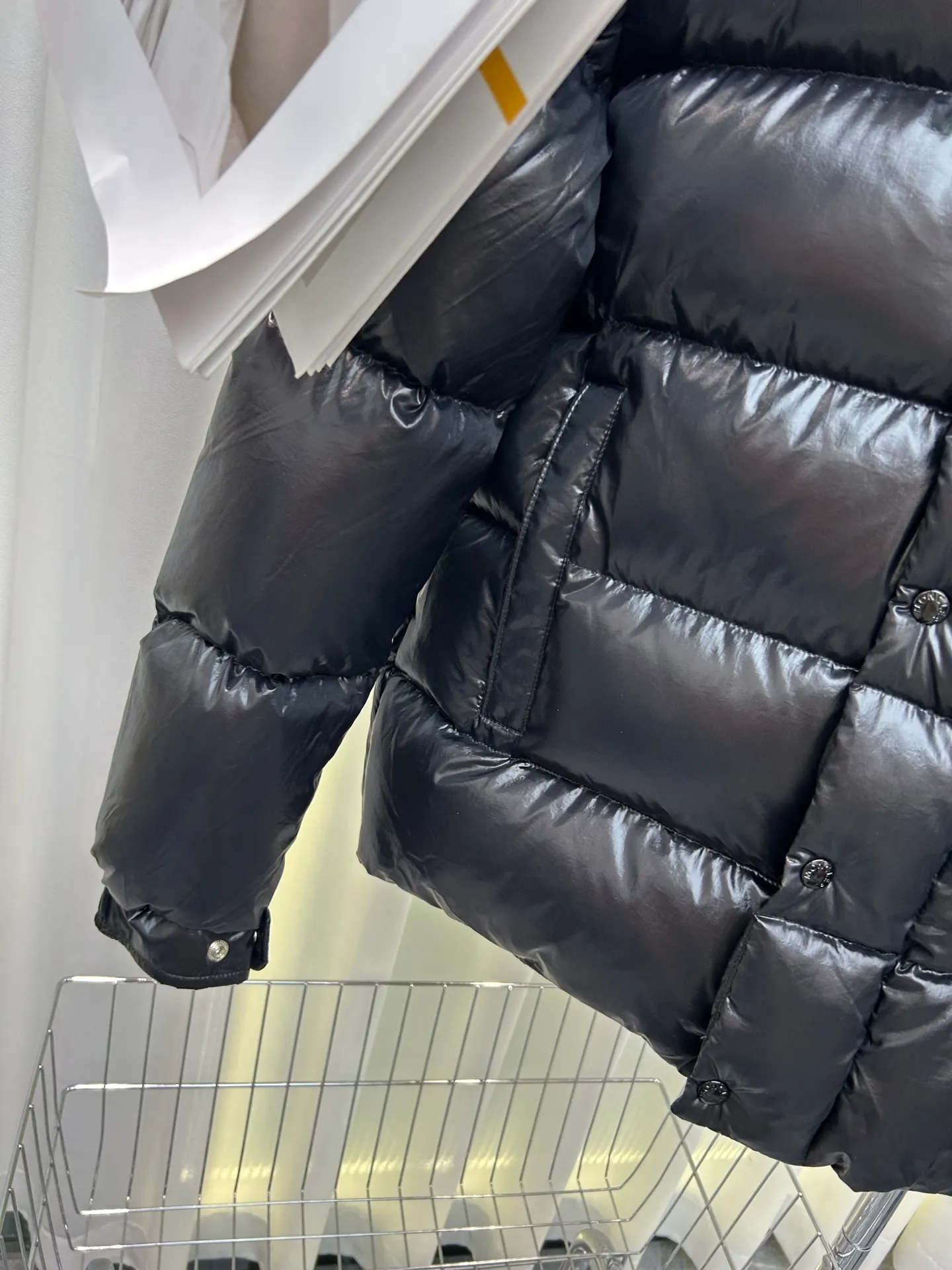 P720 Moncler Maya 70 Short Down Jacket The iconic men's Moncler Maya 70 down jacket is highly recognizable and specially designed to celebrate the brand's 70th anniversary. Style number: m70 Size: 12345 Color: black off-white gray