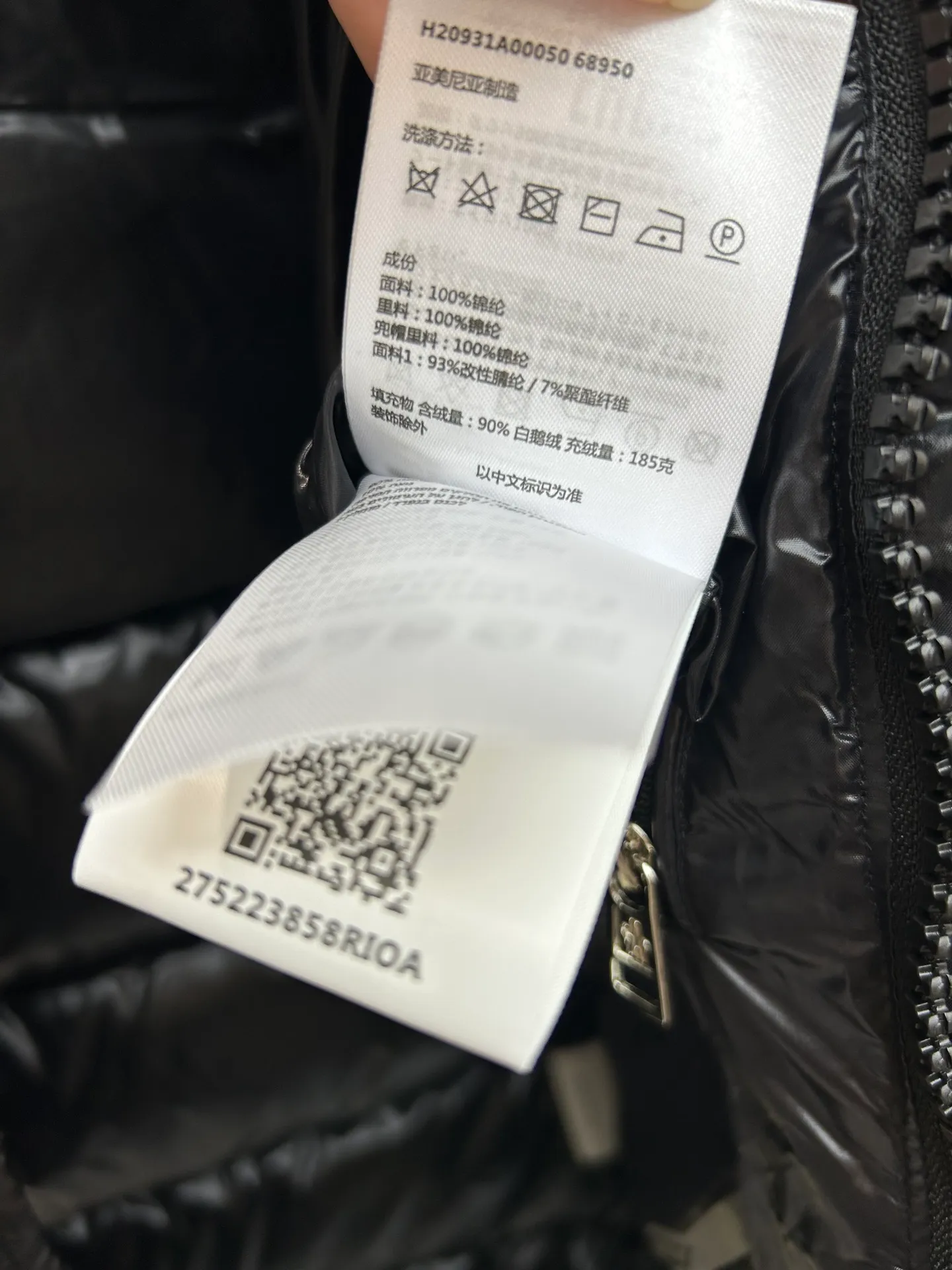 P720 Moncler Maya 70 Short Down Jacket The iconic men's Moncler Maya 70 down jacket is highly recognizable and specially designed to celebrate the brand's 70th anniversary. Style number: m70 Size: 12345 Color: black off-white gray