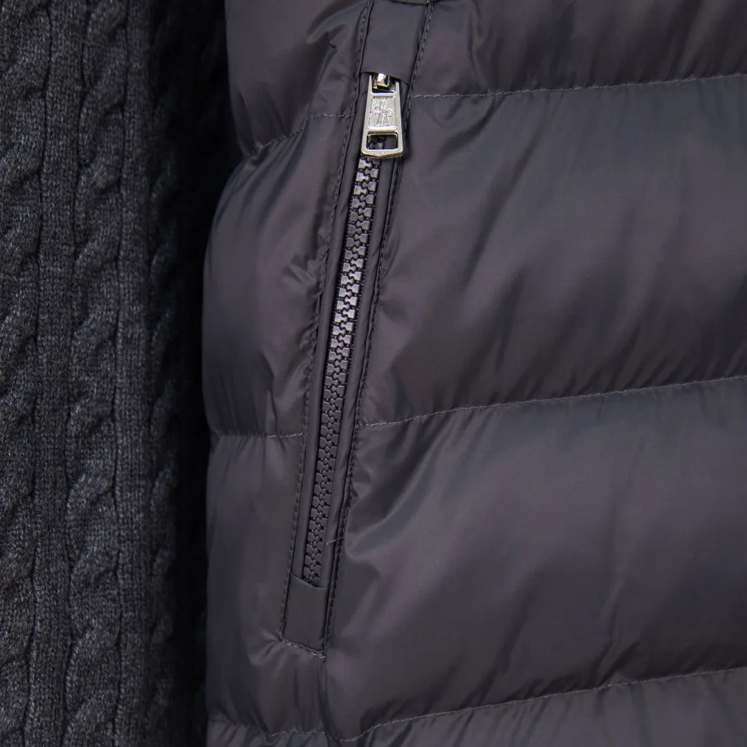 P500 💰zp version [Exclusive supply] MONCLER/Mongolian knitted down spliced ​​stand-up collar, unique side thread design! ! ! Selling point: down knitted splicing, the splicing is made of wool blended fabric! Mengjia will release several types of sweaters and down at this time every year. In fact, the sweater and down at the Mjia counter are classic and evergreen styles. They are all basic styles. They can be worn alone or matched inside, as a sweater. The main promotion of this kind of counter is black, so most of them are black, with down in the front. Our studio has launched a gray series of products to let everyone experience different surprises. The color combination is particularly good! The face threads are also super nice! Very comfortable! The back and both sleeves are made of wool blended fabric. Color: Black Gray Size: S M L XL Number: YK10649