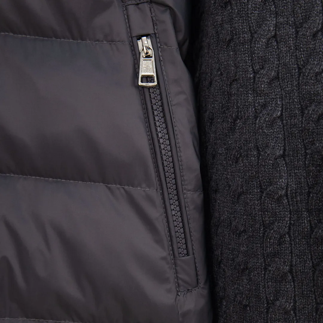 P500 💰zp version [Exclusive supply] MONCLER/Mongolian knitted down spliced ​​stand-up collar, unique side thread design! ! ! Selling point: down knitted splicing, the splicing is made of wool blended fabric! Mengjia will release several types of sweaters and down at this time every year. In fact, the sweater and down at the Mjia counter are classic and evergreen styles. They are all basic styles. They can be worn alone or matched inside, as a sweater. The main promotion of this kind of counter is black, so most of them are black, with down in the front. Our studio has launched a gray series of products to let everyone experience different surprises. The color combination is particularly good! The face threads are also super nice! Very comfortable! The back and both sleeves are made of wool blended fabric. Color: Black Gray Size: S M L XL Number: YK10649