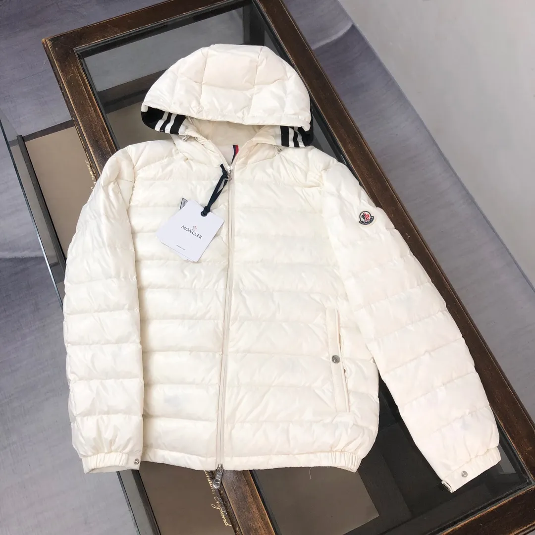 P800 🆕🆕🆕MONCLER 2024 winter latest hooded down jacket, thin and light, couple style! ! On sale simultaneously on the official website! This down jacket has a great sense of design and looks, and you can buy it directly with quality control. It’s a high-end product that you can’t go wrong with! Simple and elegant design ~ The hat webbing is designed with black and white splicing and is engraved with the brand's logo letter print ~ The overall design makes this dress unique! It is made of imported high-tech fabrics and is filled with white duck down. The texture and shape of the fabric are exquisite. You can feel its powerful aura through the detailed pictures. It also has superior handsomeness and thermal performance, making it easy to wear in various occasions! With polythermal insulation, you don’t have to worry about a little chill! It highlights the look and is also very warm~ Color: black, off-white Size: 1-2-3-4-5 (M~3XL)