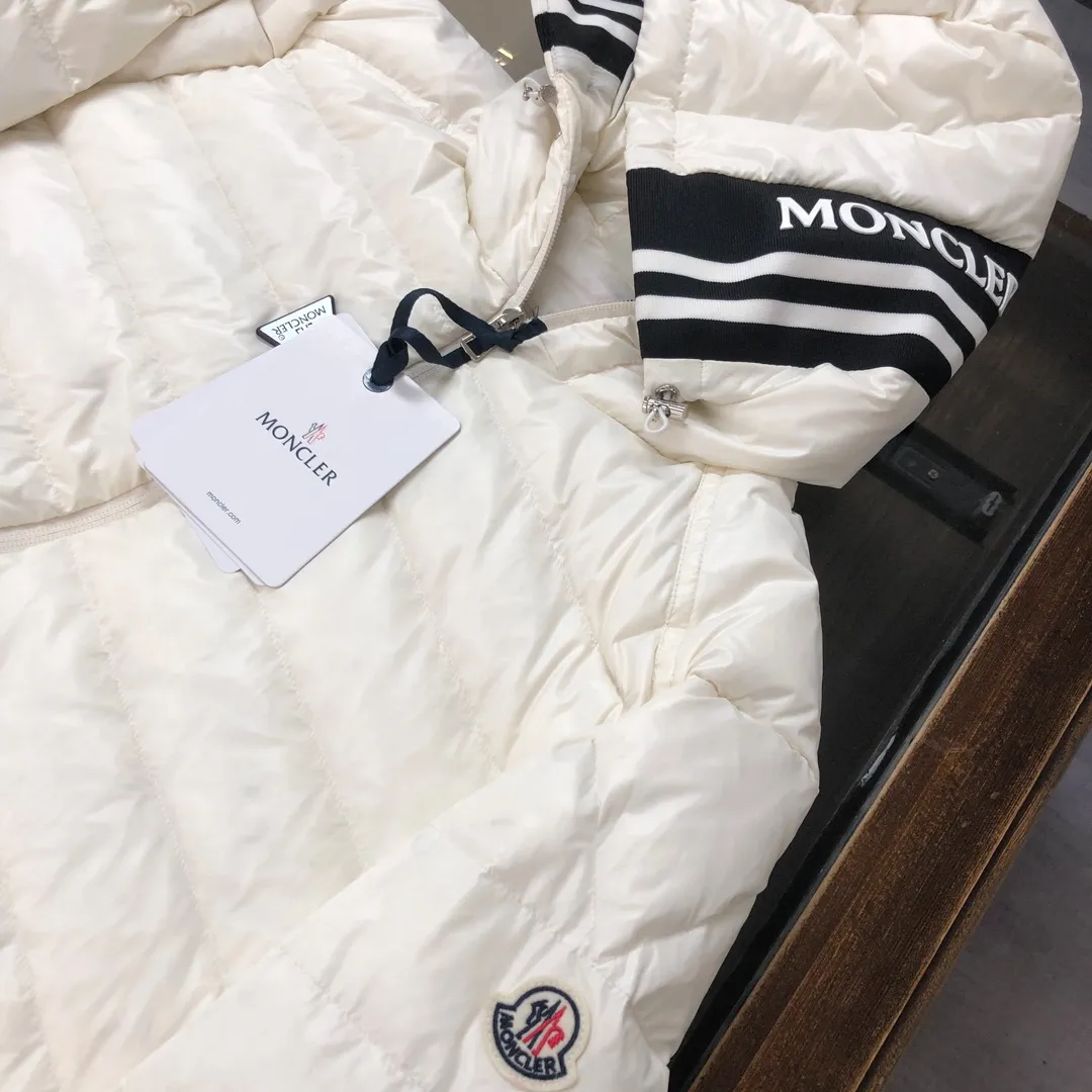 P800 🆕🆕🆕MONCLER 2024 winter latest hooded down jacket, thin and light, couple style! ! On sale simultaneously on the official website! This down jacket has a great sense of design and looks, and you can buy it directly with quality control. It’s a high-end product that you can’t go wrong with! Simple and elegant design ~ The hat webbing is designed with black and white splicing and is engraved with the brand's logo letter print ~ The overall design makes this dress unique! It is made of imported high-tech fabrics and is filled with white duck down. The texture and shape of the fabric are exquisite. You can feel its powerful aura through the detailed pictures. It also has superior handsomeness and thermal performance, making it easy to wear in various occasions! With polythermal insulation, you don’t have to worry about a little chill! It highlights the look and is also very warm~ Color: black, off-white Size: 1-2-3-4-5 (M~3XL)