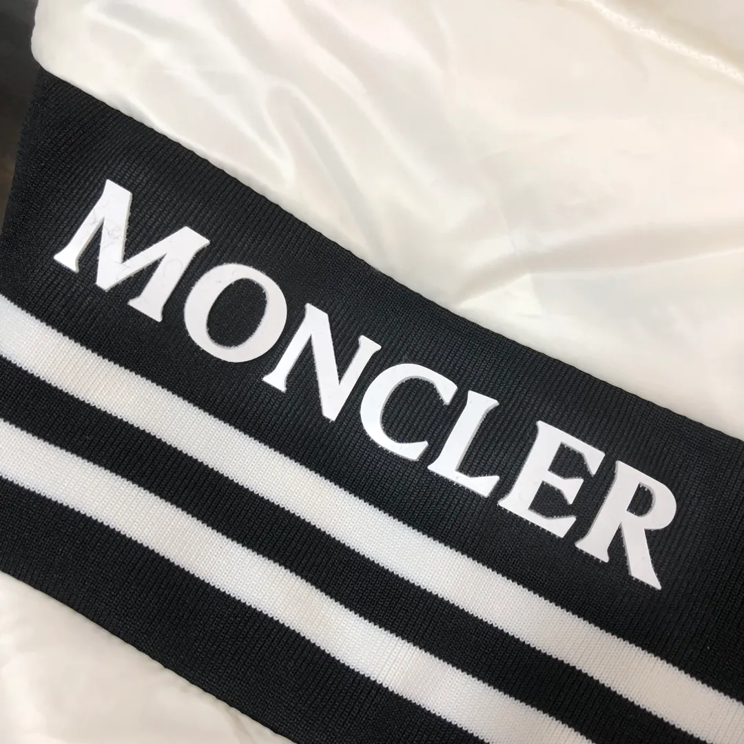 P800 🆕🆕🆕MONCLER 2024 winter latest hooded down jacket, thin and light, couple style! ! On sale simultaneously on the official website! This down jacket has a great sense of design and looks, and you can buy it directly with quality control. It’s a high-end product that you can’t go wrong with! Simple and elegant design ~ The hat webbing is designed with black and white splicing and is engraved with the brand's logo letter print ~ The overall design makes this dress unique! It is made of imported high-tech fabrics and is filled with white duck down. The texture and shape of the fabric are exquisite. You can feel its powerful aura through the detailed pictures. It also has superior handsomeness and thermal performance, making it easy to wear in various occasions! With polythermal insulation, you don’t have to worry about a little chill! It highlights the look and is also very warm~ Color: black, off-white Size: 1-2-3-4-5 (M~3XL)