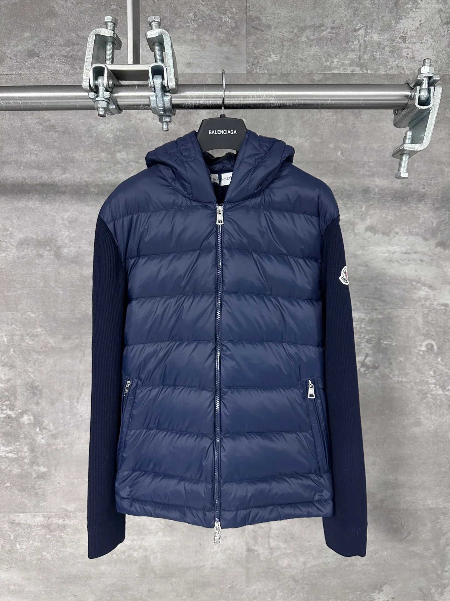 P680 MoncleR/Muzzle Early autumn new hooded embroidered zipper wool knitted splicing jacket single down, a winter inner item, a must-have item for early autumn. The striped quilted cropped slim fit is versatile and effortless. The classic red, white and blue zipper design is age-reducing and fashionable. Original customized national standard 90 white duck down filling! Imported lightweight memory silk fabric is breathable and lightweight! Imported machine sewing line technology. The upper body is pure and handsome. Original hardware accessories Original mark Original size Size: S/M/L/XL/XXL