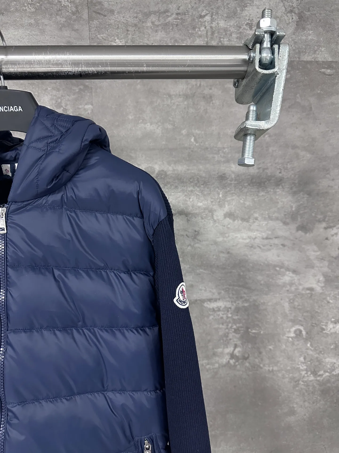 P680 MoncleR/Muzzle Early autumn new hooded embroidered zipper wool knitted splicing jacket single down, a winter inner item, a must-have item for early autumn. The striped quilted cropped slim fit is versatile and effortless. The classic red, white and blue zipper design is age-reducing and fashionable. Original customized national standard 90 white duck down filling! Imported lightweight memory silk fabric is breathable and lightweight! Imported machine sewing line technology. The upper body is pure and handsome. Original hardware accessories Original mark Original size Size: S/M/L/XL/XXL