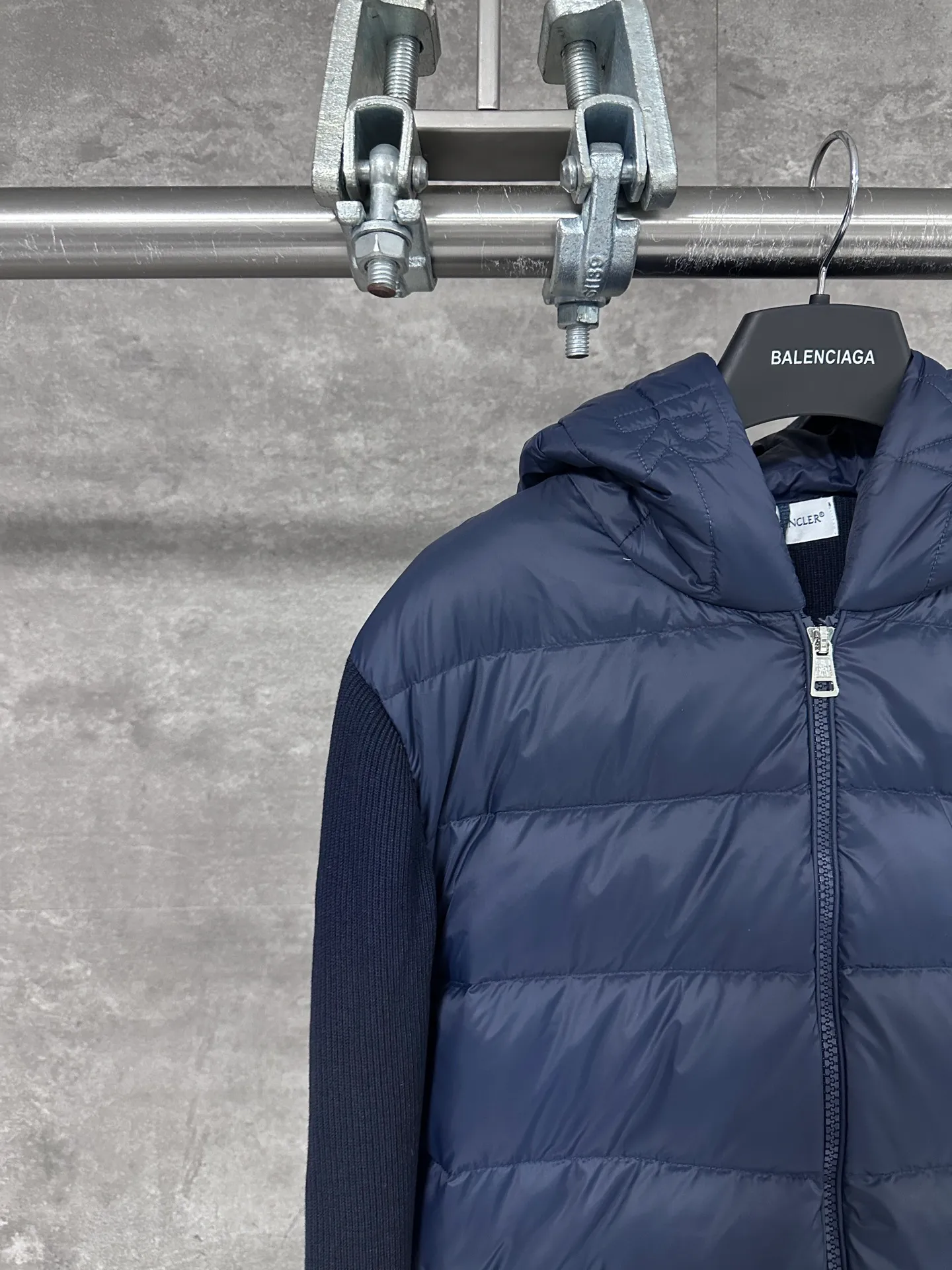 P680 MoncleR/Muzzle Early autumn new hooded embroidered zipper wool knitted splicing jacket single down, a winter inner item, a must-have item for early autumn. The striped quilted cropped slim fit is versatile and effortless. The classic red, white and blue zipper design is age-reducing and fashionable. Original customized national standard 90 white duck down filling! Imported lightweight memory silk fabric is breathable and lightweight! Imported machine sewing line technology. The upper body is pure and handsome. Original hardware accessories Original mark Original size Size: S/M/L/XL/XXL