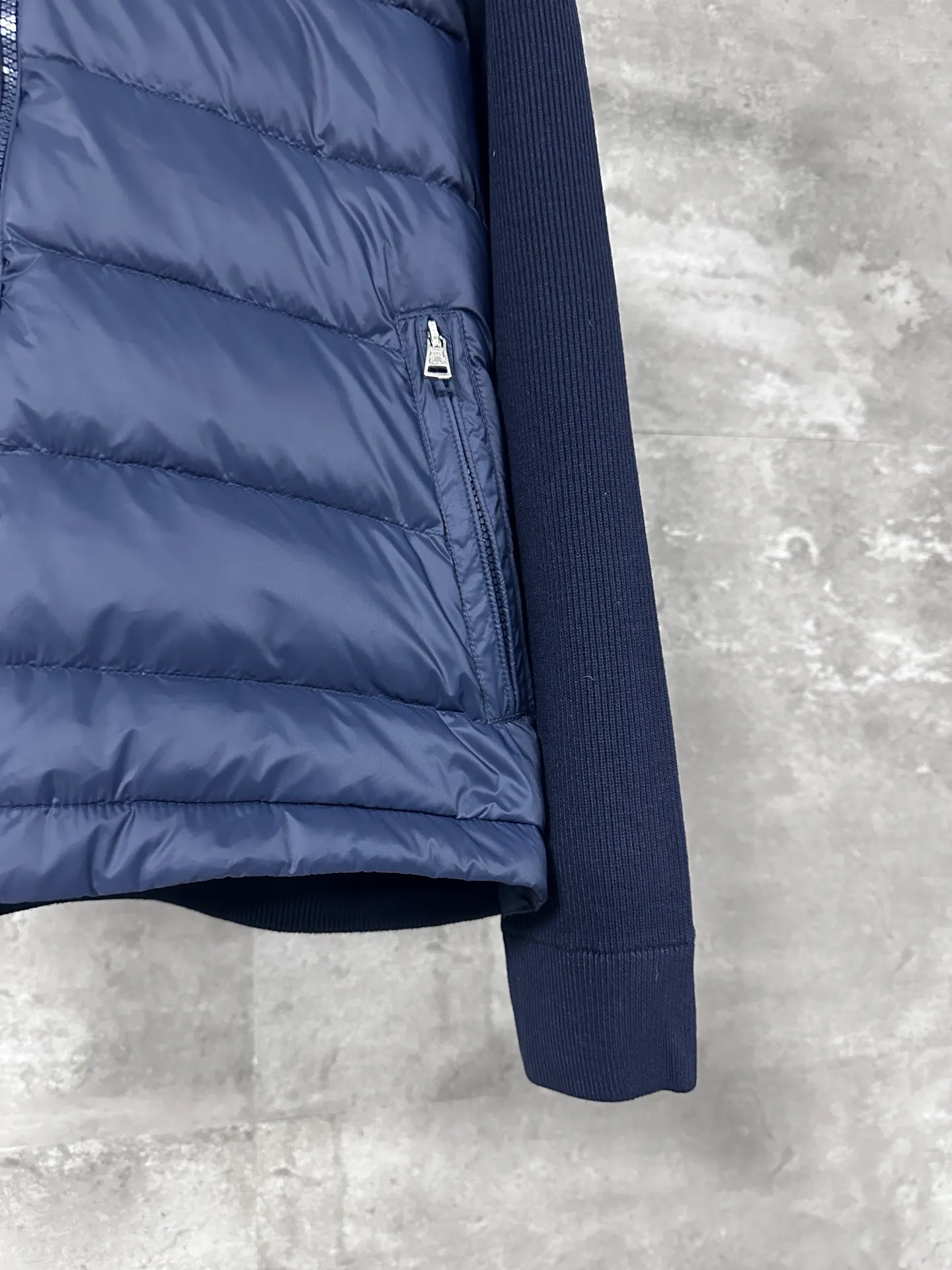 P680 MoncleR/Muzzle Early autumn new hooded embroidered zipper wool knitted splicing jacket single down, a winter inner item, a must-have item for early autumn. The striped quilted cropped slim fit is versatile and effortless. The classic red, white and blue zipper design is age-reducing and fashionable. Original customized national standard 90 white duck down filling! Imported lightweight memory silk fabric is breathable and lightweight! Imported machine sewing line technology. The upper body is pure and handsome. Original hardware accessories Original mark Original size Size: S/M/L/XL/XXL