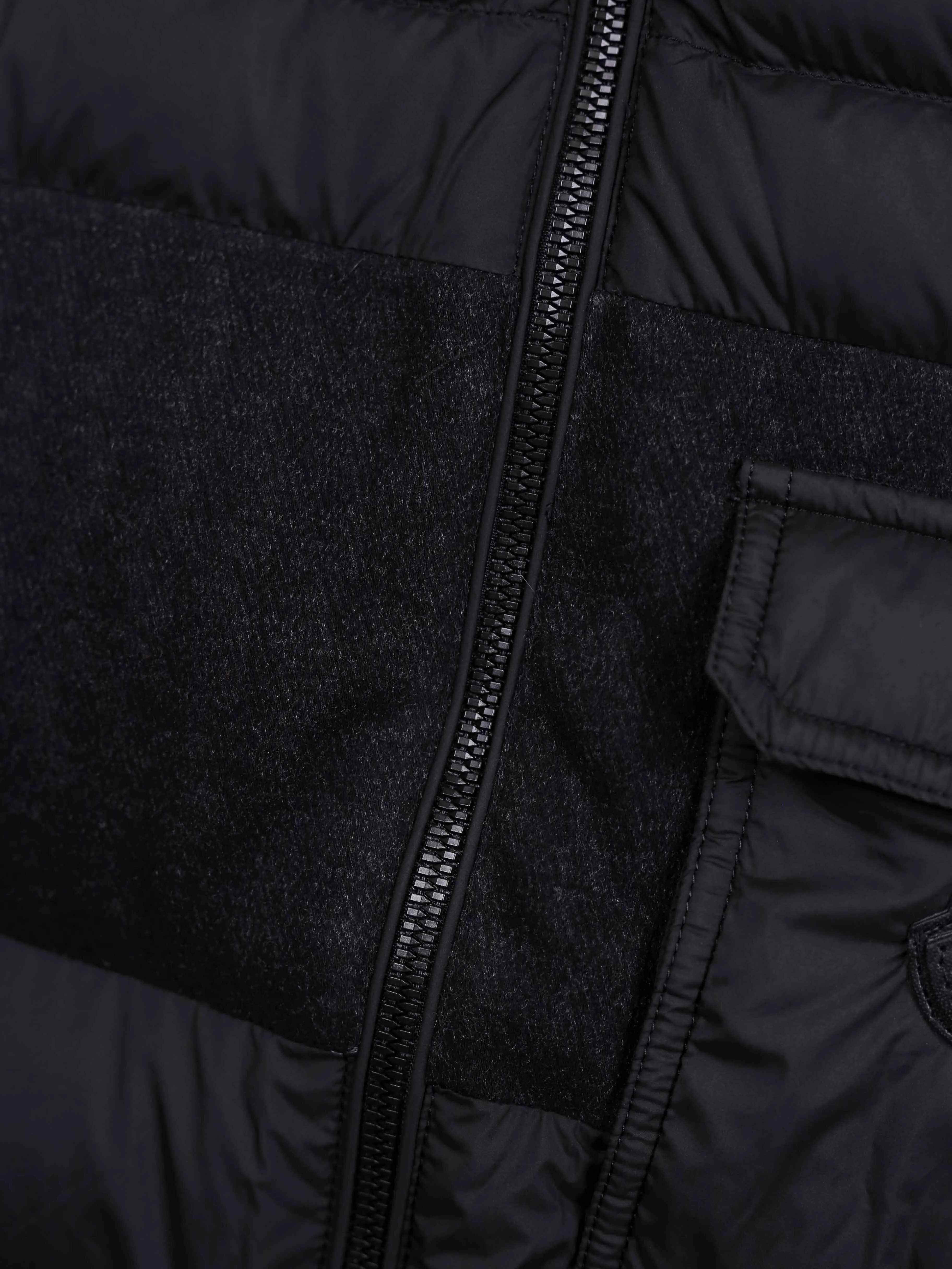 P520 MONCLER/Moncler early winter light down vest, national standard 90 white duck down, with quality inspection report, lightweight and fashionable, warm and stylish. The down vest gives winter style warmth, can be matched with any style, and has a sporty feel. The same style is available offline simultaneously. In winter, add a down vest to his wardrobe! This vest has a down lining, which is warm and lightweight, and the 90% down filling means you don’t have to worry about cold winds. 💪 Boys can find a suitable size regardless of their height or shape. Wearing it will instantly enhance your gentlemanly demeanor. 🕴️ The detailed quilting process not only doubles the warmth effect, but also modifies the body shape, making your he look taller and taller. 👌 Whether it is daily travel or formal occasions, this down vest is the perfect choice. Give him a warm and fashionable autumn and winter, you deserve it! 🎁