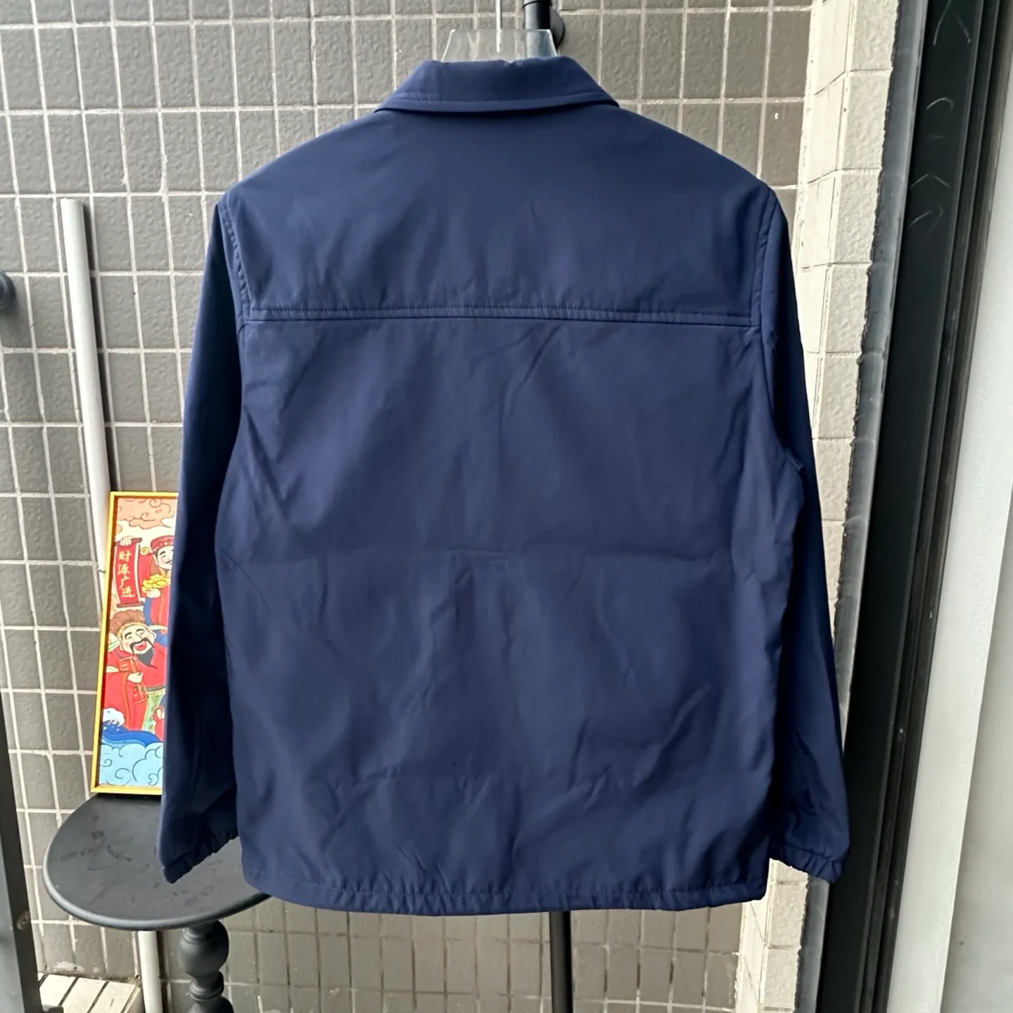 P310 model number: TT86 Moncler logo zipper shirt jacket. Custom-made high-quality cotton hidden pattern gabardine. Full of texture. Comfortable and close to the skin. The brown tone exudes restrained tenderness. The iconic Moncler logo embroidered logo is embellished on it to increase brand recognition. Simple and smooth lines. The zipper opening and closing also follows the principle of minimalism. Use simplicity as the pen and texture as the ink. Use the simplest elements to outline the most moving fashion picture. Process 1: Use imported special machine infrared to locate the "Moncler logo embroidery", the position is more accurate and strong. Process 2: Template machine to open the bag. The preset template guides the position, shape and size of the bag opening. The accuracy ensures the quality of the bag opening effect. Process 3: The fabrics have been washed and have a better hand feel. Not easy to deform, not easy to shrink, not easy to fade, and maintain long-term beauty. Color: navy black Size: S-XL