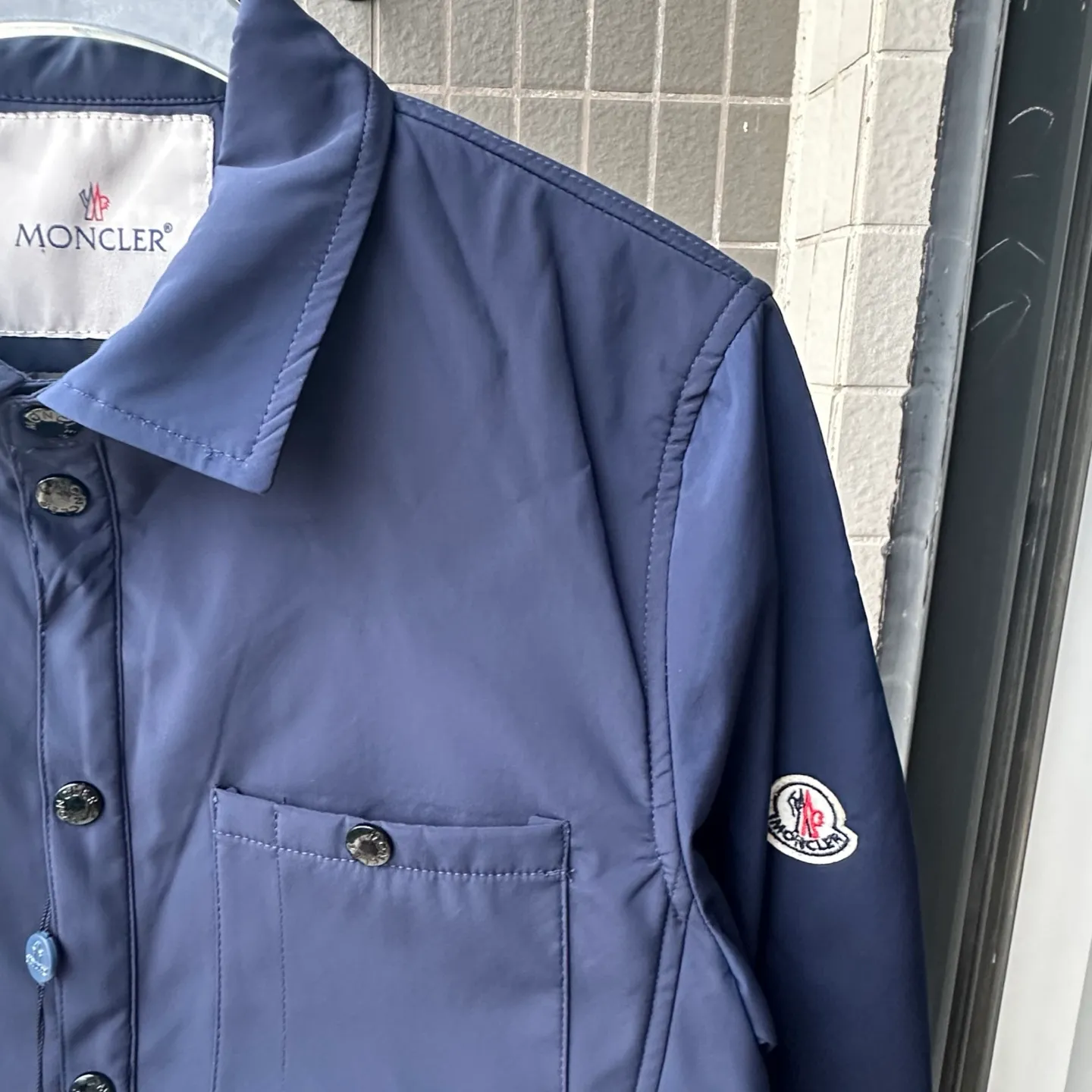 P310 model number: TT86 Moncler logo zipper shirt jacket. Custom-made high-quality cotton hidden pattern gabardine. Full of texture. Comfortable and close to the skin. The brown tone exudes restrained tenderness. The iconic Moncler logo embroidered logo is embellished on it to increase brand recognition. Simple and smooth lines. The zipper opening and closing also follows the principle of minimalism. Use simplicity as the pen and texture as the ink. Use the simplest elements to outline the most moving fashion picture. Process 1: Use imported special machine infrared to locate the "Moncler logo embroidery", the position is more accurate and strong. Process 2: Template machine to open the bag. The preset template guides the position, shape and size of the bag opening. The accuracy ensures the quality of the bag opening effect. Process 3: The fabrics have been washed and have a better hand feel. Not easy to deform, not easy to shrink, not easy to fade, and maintain long-term beauty. Color: navy black Size: S-XL