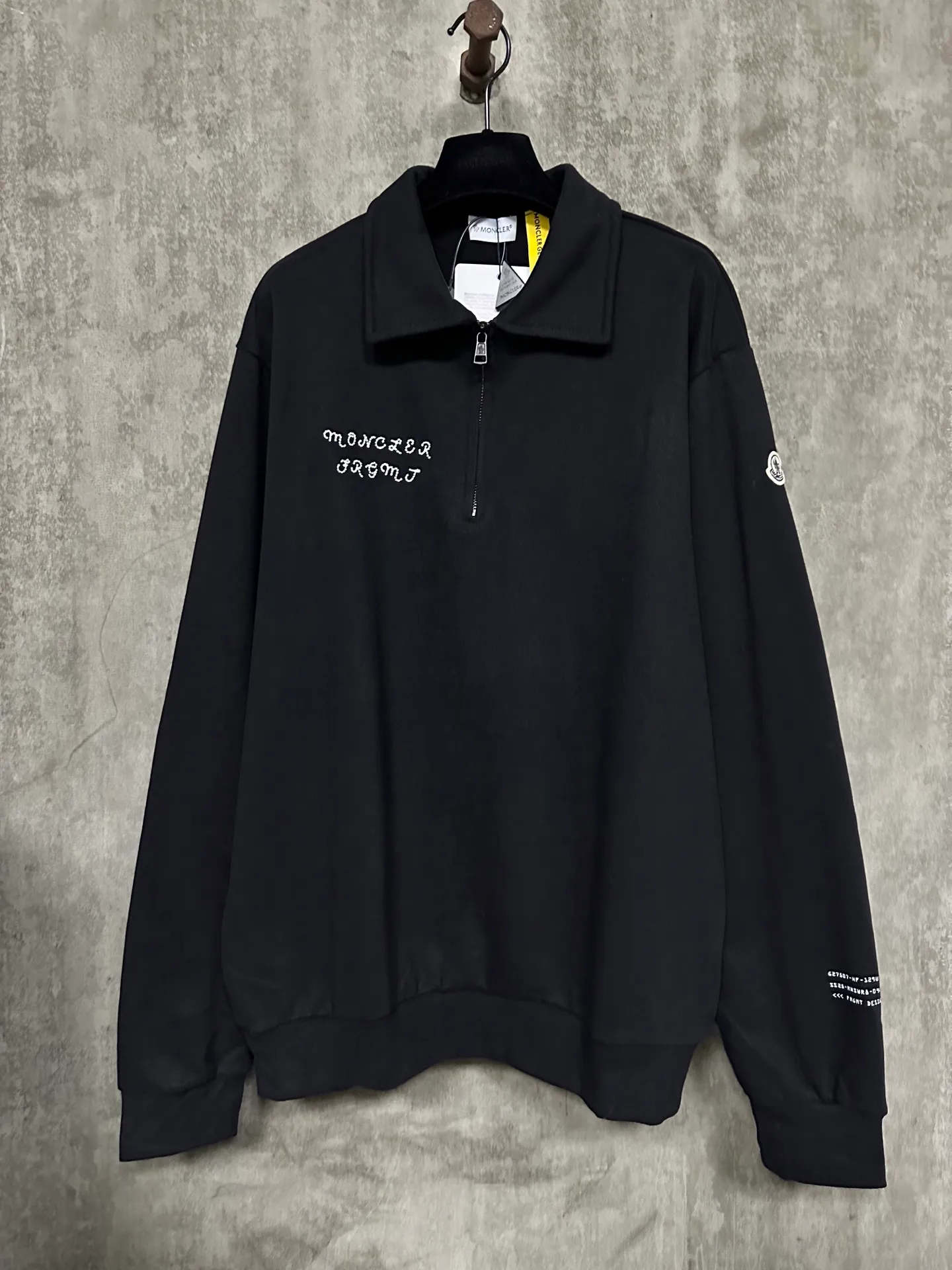 P380 MONCLER Mouth embroidery printed lapel sweatshirt Fabric: Made of 380g brushed sweatshirt terry, the fabric is brushed to make the surface feel softer and smoother. The thread is matched with 1*1 double yarn thread. The embroidery uses flat lines and is embellished with embroidered brand letters. The armband is made of sheepskin composite embroidery technology. The lower part of the sleeve is printed with artificial glue and ultra-fine film screen. This sweatshirt is made of cotton fleece fabric and is an everyday basic item in the Monclerx FRGMT co-creation series. Moncler Genius design piece with logo embroidery. Wear with matching bottoms for a complete look. Made of cotton fleece collar Half-zip closure Logo print and embroidery details Custom hardware Threads Trims Matching Fit Unisex -Color: Black -Size: S M L XL