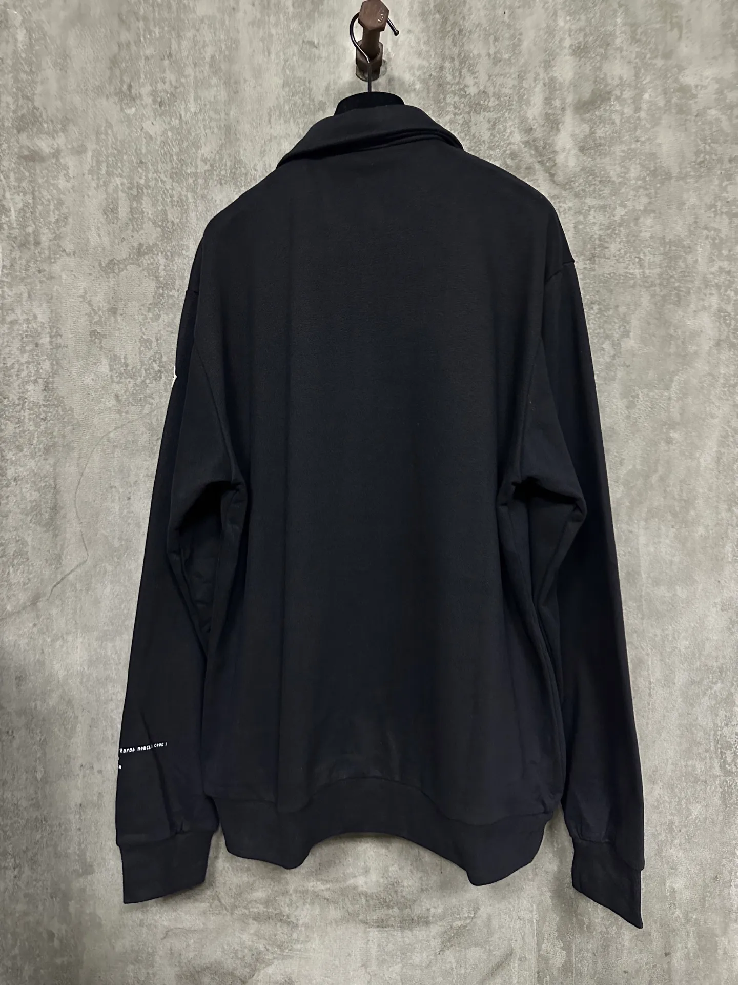 P380 MONCLER Mouth embroidery printed lapel sweatshirt Fabric: Made of 380g brushed sweatshirt terry, the fabric is brushed to make the surface feel softer and smoother. The thread is matched with 1*1 double yarn thread. The embroidery uses flat lines and is embellished with embroidered brand letters. The armband is made of sheepskin composite embroidery technology. The lower part of the sleeve is printed with artificial glue and ultra-fine film screen. This sweatshirt is made of cotton fleece fabric and is an everyday basic item in the Monclerx FRGMT co-creation series. Moncler Genius design piece with logo embroidery. Wear with matching bottoms for a complete look. Made of cotton fleece collar Half-zip closure Logo print and embroidery details Custom hardware Threads Trims Matching Fit Unisex -Color: Black -Size: S M L XL