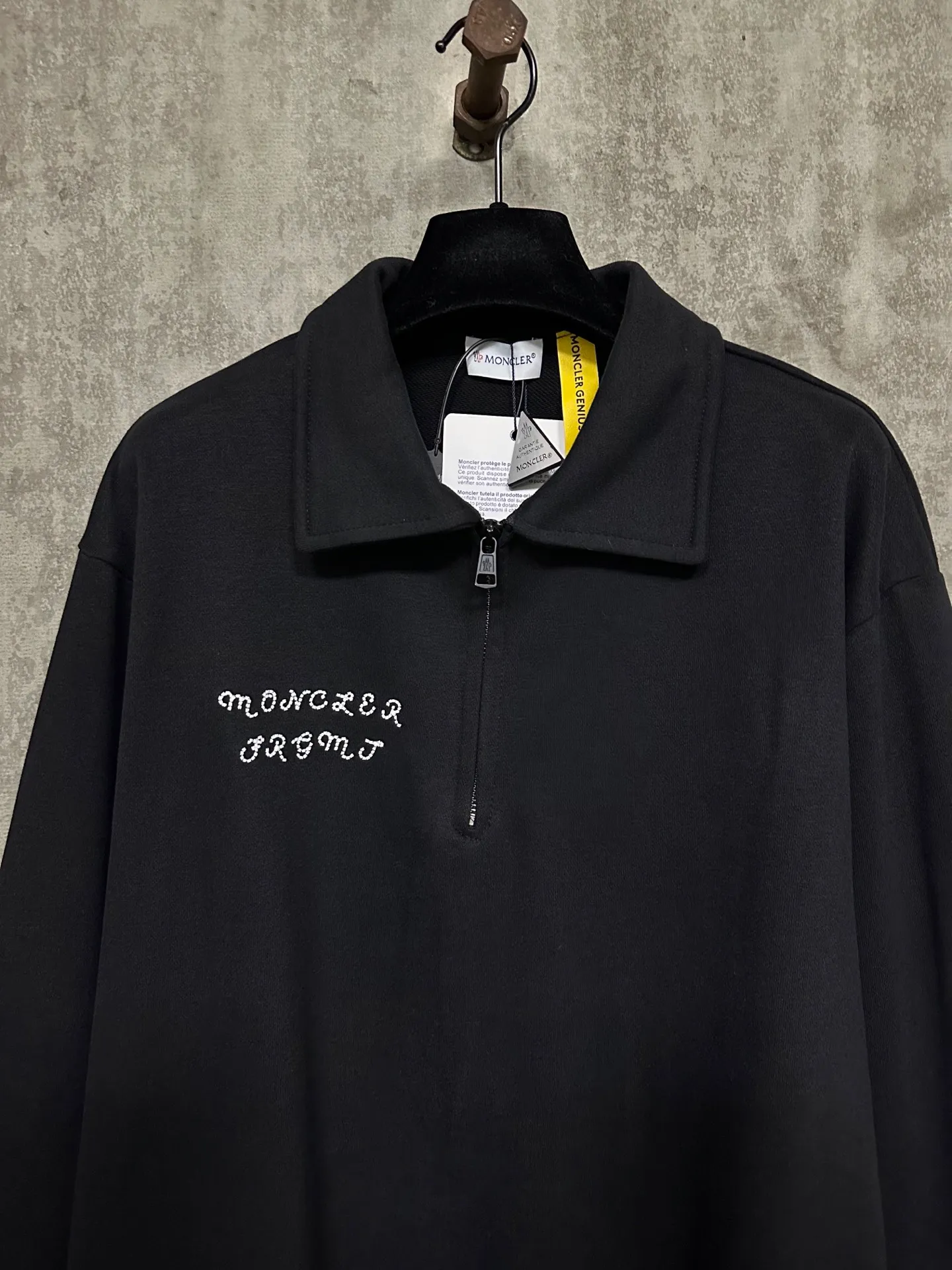 P380 MONCLER Mouth embroidery printed lapel sweatshirt Fabric: Made of 380g brushed sweatshirt terry, the fabric is brushed to make the surface feel softer and smoother. The thread is matched with 1*1 double yarn thread. The embroidery uses flat lines and is embellished with embroidered brand letters. The armband is made of sheepskin composite embroidery technology. The lower part of the sleeve is printed with artificial glue and ultra-fine film screen. This sweatshirt is made of cotton fleece fabric and is an everyday basic item in the Monclerx FRGMT co-creation series. Moncler Genius design piece with logo embroidery. Wear with matching bottoms for a complete look. Made of cotton fleece collar Half-zip closure Logo print and embroidery details Custom hardware Threads Trims Matching Fit Unisex -Color: Black -Size: S M L XL