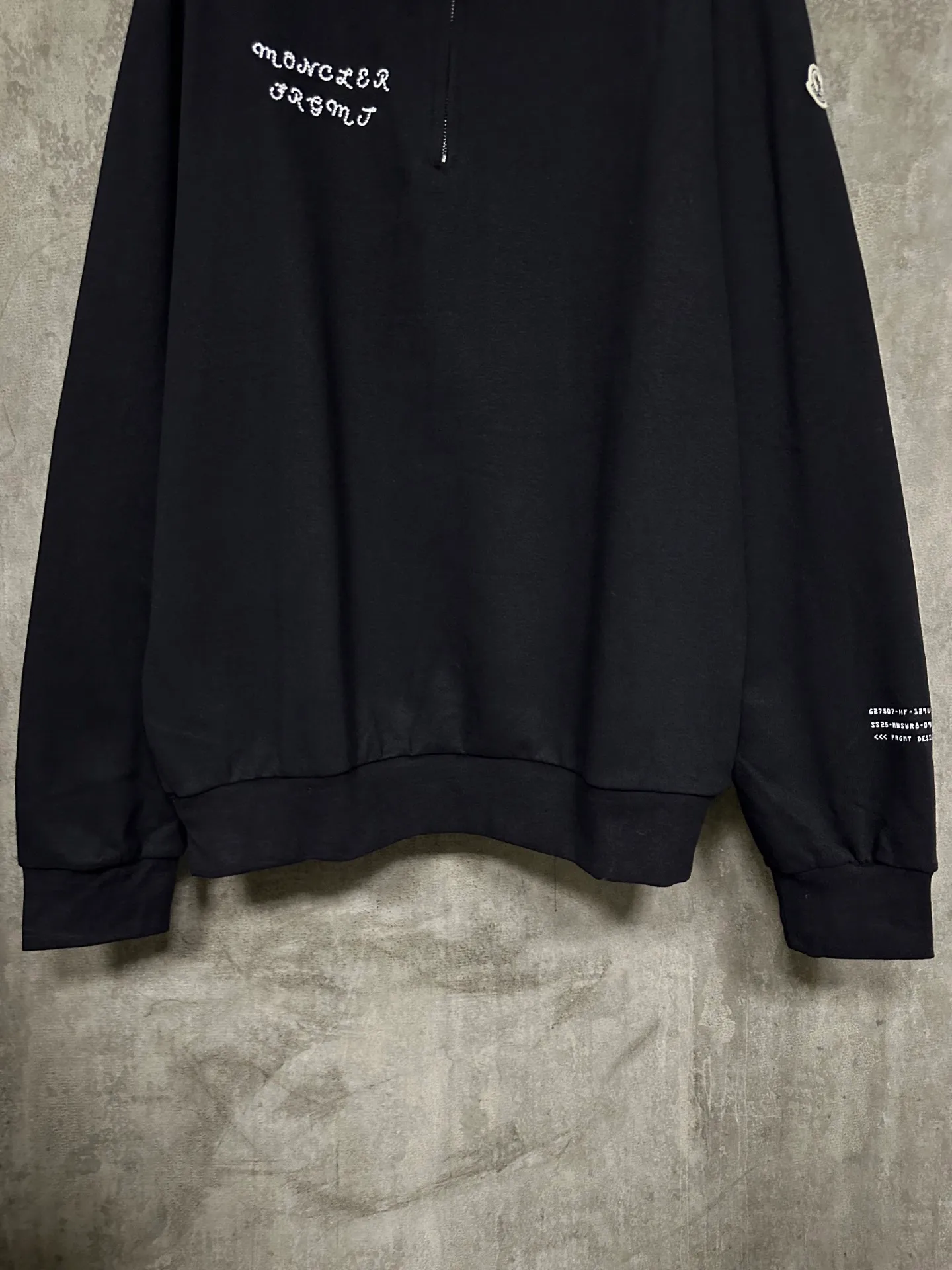 P380 MONCLER Mouth embroidery printed lapel sweatshirt Fabric: Made of 380g brushed sweatshirt terry, the fabric is brushed to make the surface feel softer and smoother. The thread is matched with 1*1 double yarn thread. The embroidery uses flat lines and is embellished with embroidered brand letters. The armband is made of sheepskin composite embroidery technology. The lower part of the sleeve is printed with artificial glue and ultra-fine film screen. This sweatshirt is made of cotton fleece fabric and is an everyday basic item in the Monclerx FRGMT co-creation series. Moncler Genius design piece with logo embroidery. Wear with matching bottoms for a complete look. Made of cotton fleece collar Half-zip closure Logo print and embroidery details Custom hardware Threads Trims Matching Fit Unisex -Color: Black -Size: S M L XL
