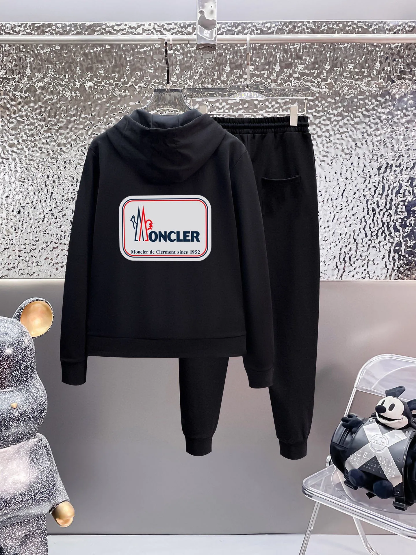 P400 💰 [MONCLER Mouth Covering] (Gospel for Fatty) Hot-selling suit is here. Focus on the original version of the official website. 2025 new hot-selling cardigan sweater suit. The original order is the best product. 🇭🇰The meticulous work of top designers. Just for a fitting and perfect upper body effect. 100% natural high-quality Roman cotton, close-fitting comfort, noble and elegant! Original hardware embodies elegance and nobility! Counter size: M-5XL (maximum wear up to 220 pounds)