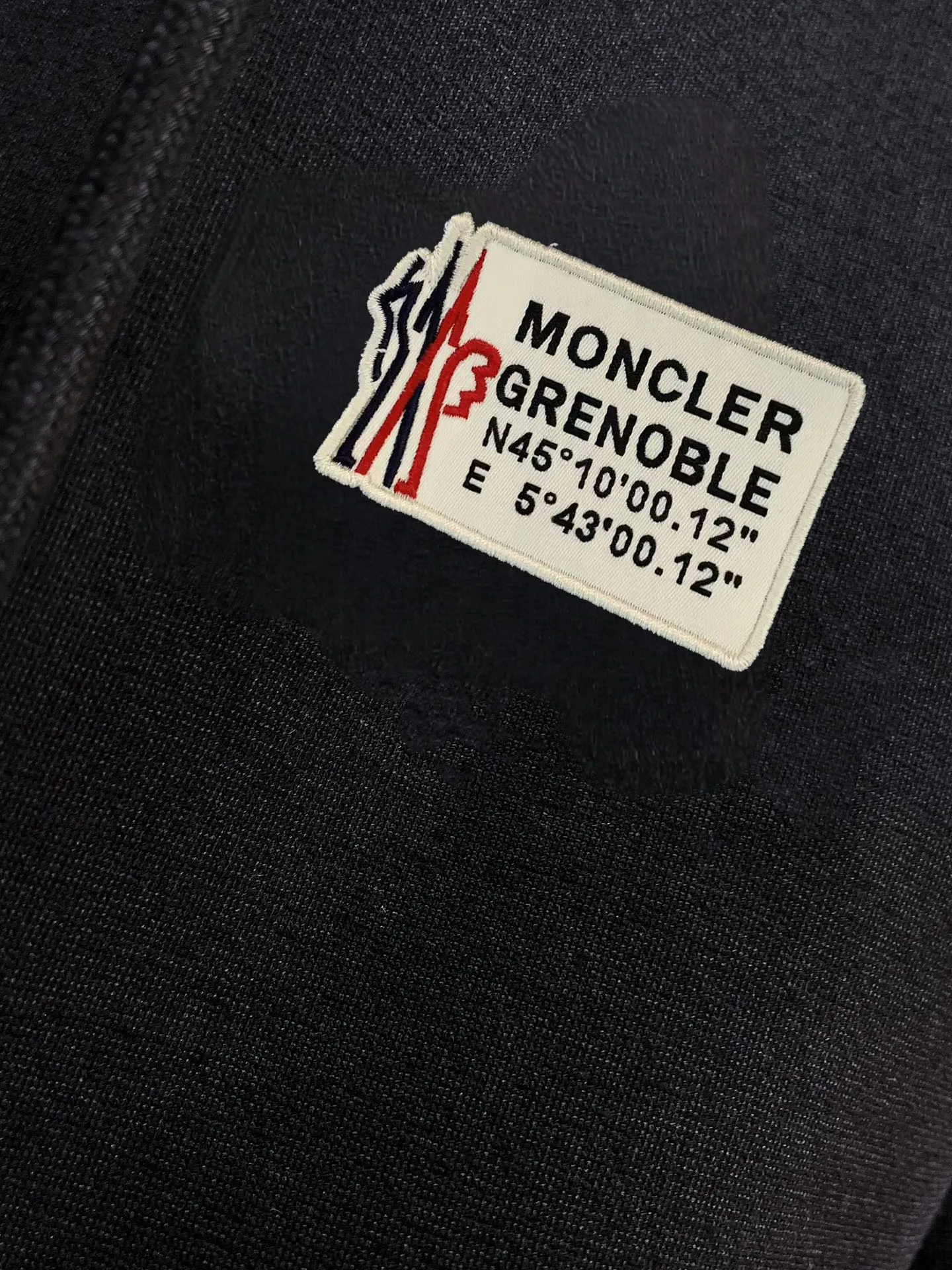 P400 💰 [MONCLER Mouth Covering] (Gospel for Fatty) Hot-selling suit is here. Focus on the original version of the official website. 2025 new hot-selling cardigan sweater suit. The original order is the best product. 🇭🇰The meticulous work of top designers. Just for a fitting and perfect upper body effect. 100% natural high-quality Roman cotton, close-fitting comfort, noble and elegant! Original hardware embodies elegance and nobility! Counter size: M-5XL (maximum wear up to 220 pounds)