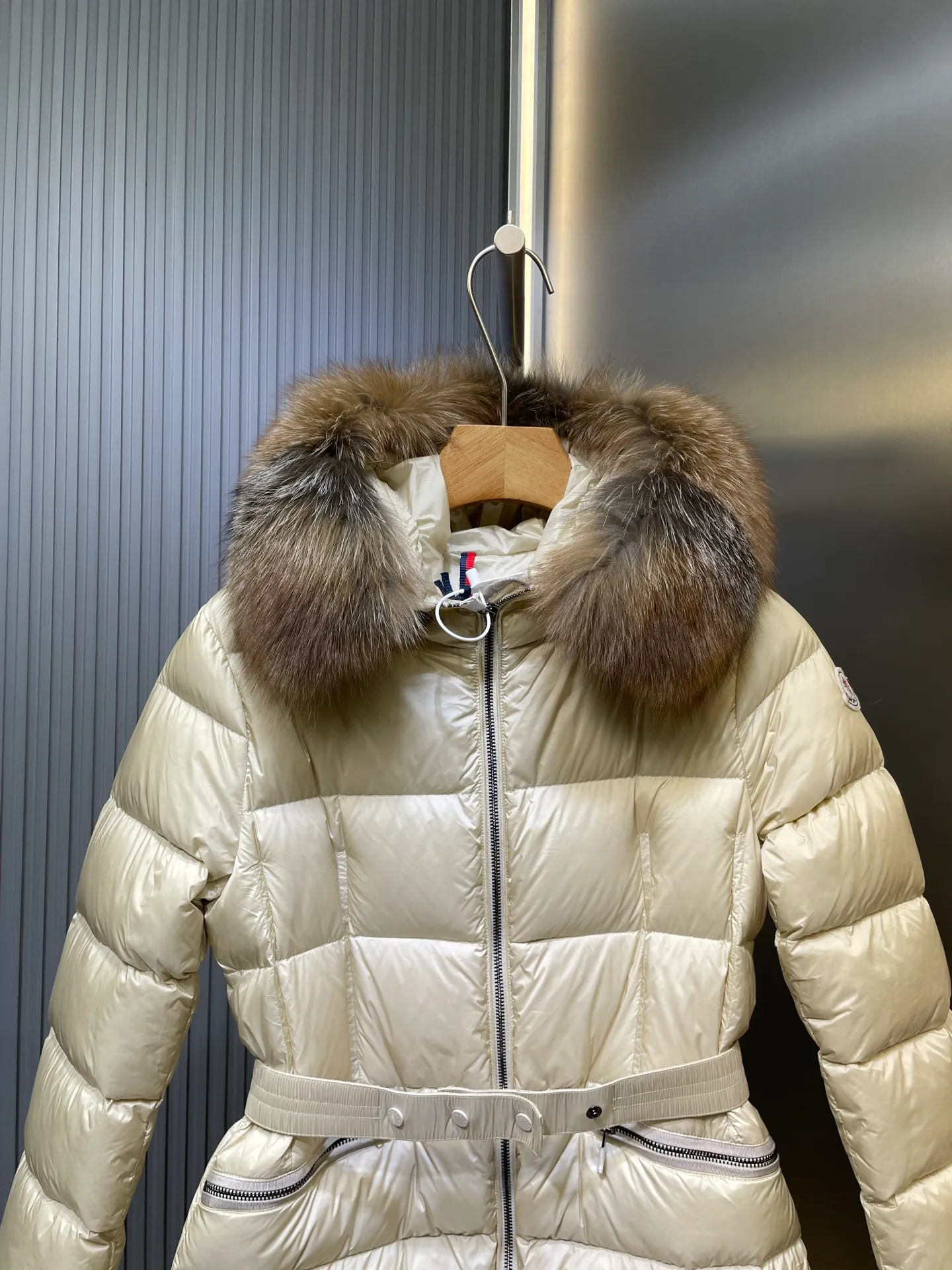 P1300 Long Moncler🌟Women's waist-cinching large fur collar long down jacket. Fashionable waist-cinching fur collar down jacket, designed with nylon Leger carved lines, down filling and iconic Boudin quil seams. Stretch straps at the waist give you a slim and feminine look. A zipper closure with dual zipper pulls and a removable frost fox edge on the hood let you customize the style to suit your climate and needs. The "paper down jacket" made by Heavy Industry will become a new member of the thin style in autumn and winter. The material has a glossy feel, is very light, and has a particularly delicate feel. Wearing it on the body feels lighter and warmer.  The fine and smooth craftsmanship ensures the silhouette of the clothes. The classic down hood and detachable fox fur collar are fluffy, soft and textured. You can intuitively feel its high quality with the naked eye. The fine and visible fur can easily create a small V-face.  The windproof pockets and back waistband design make the entire down jacket slimmer and more fashionable!          Color: Black Size: 1-4