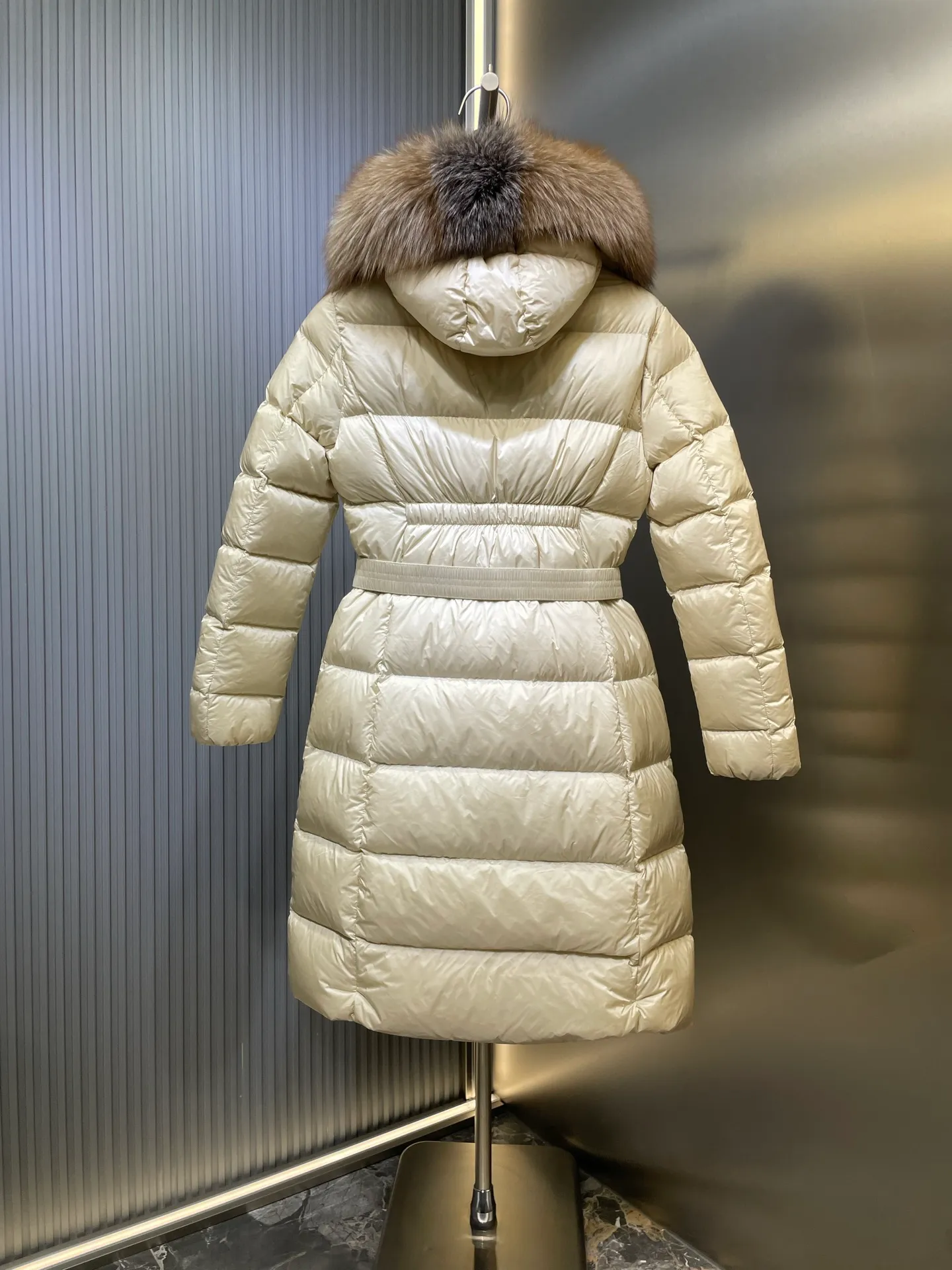 P1300 Long Moncler🌟Women's waist-cinching large fur collar long down jacket. Fashionable waist-cinching fur collar down jacket, designed with nylon Leger carved lines, down filling and iconic Boudin quil seams. Stretch straps at the waist give you a slim and feminine look. A zipper closure with dual zipper pulls and a removable frost fox edge on the hood let you customize the style to suit your climate and needs. The "paper down jacket" made by Heavy Industry will become a new member of the thin style in autumn and winter. The material has a glossy feel, is very light, and has a particularly delicate feel. Wearing it on the body feels lighter and warmer.  The fine and smooth craftsmanship ensures the silhouette of the clothes. The classic down hood and detachable fox fur collar are fluffy, soft and textured. You can intuitively feel its high quality with the naked eye. The fine and visible fur can easily create a small V-face.  The windproof pockets and back waistband design make the entire down jacket slimmer and more fashionable!          Color: Black Size: 1-4