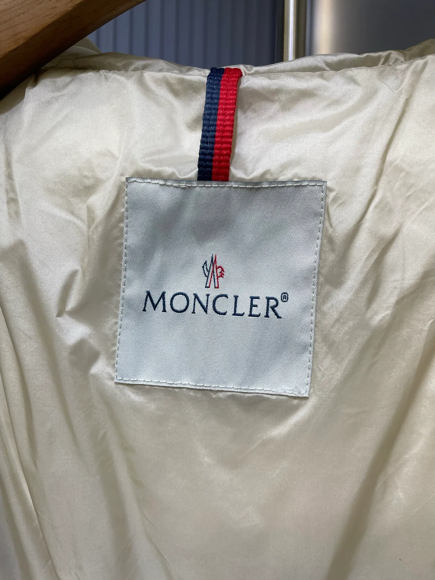 P1300 Long Moncler🌟Women's waist-cinching large fur collar long down jacket. Fashionable waist-cinching fur collar down jacket, designed with nylon Leger carved lines, down filling and iconic Boudin quil seams. Stretch straps at the waist give you a slim and feminine look. A zipper closure with dual zipper pulls and a removable frost fox edge on the hood let you customize the style to suit your climate and needs. The "paper down jacket" made by Heavy Industry will become a new member of the thin style in autumn and winter. The material has a glossy feel, is very light, and has a particularly delicate feel. Wearing it on the body feels lighter and warmer.  The fine and smooth craftsmanship ensures the silhouette of the clothes. The classic down hood and detachable fox fur collar are fluffy, soft and textured. You can intuitively feel its high quality with the naked eye. The fine and visible fur can easily create a small V-face.  The windproof pockets and back waistband design make the entire down jacket slimmer and more fashionable!          Color: Black Size: 1-4