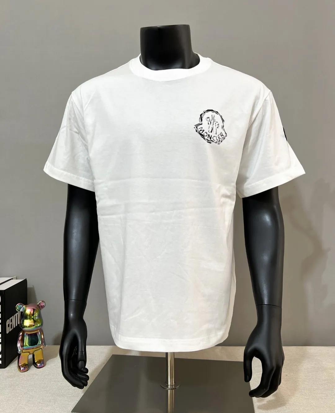 P140 New Meng MONCLER, printed armband round neck short-sleeved T-shirts are on sale at the same time as the official version. The details match the official version. The size of the logo is strictly controlled. The size is standard and the details are in sync with the official version. [Black printed LOGO on white chest] [Black chest apricot beige logo] The color details match the official version; the side sleeves have soft rubber black labels, and the details are standard. Made of 240g double yarn 100% cotton fabric, imported woven threads, the neckline is boned and not easily deformed, factory high-temperature washing process, the fabric is soft and breathable, does not shrink, and is not easy to deform; with NCF washed mark identification, the details are in place and the upper body looks good, European size version, loose and suitable, color: black, white, size XS-L (Can wear up to 200 pounds)