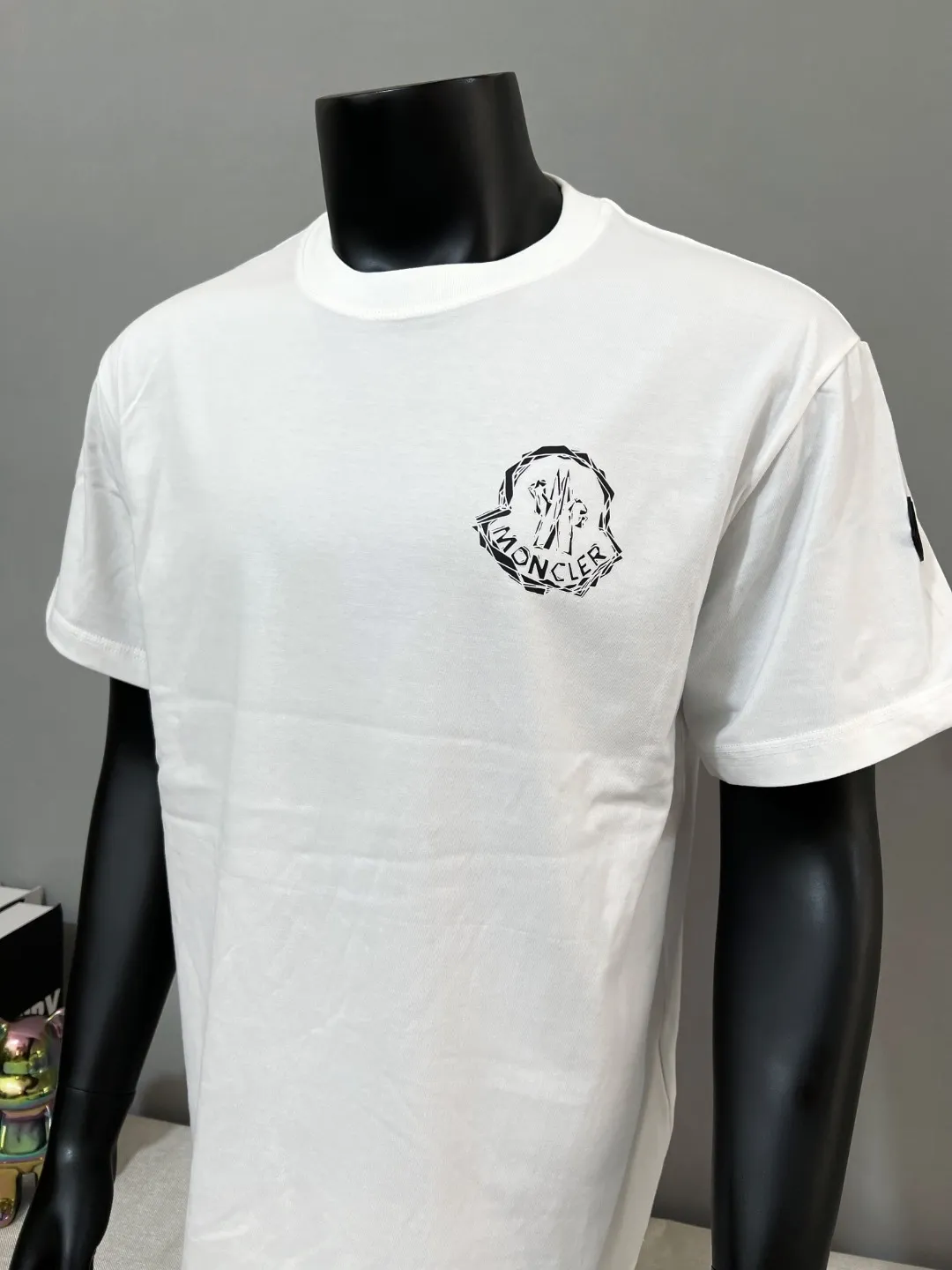 P140 New Meng MONCLER, printed armband round neck short-sleeved T-shirts are on sale at the same time as the official version. The details match the official version. The size of the logo is strictly controlled. The size is standard and the details are in sync with the official version. [Black printed LOGO on white chest] [Black chest apricot beige logo] The color details match the official version; the side sleeves have soft rubber black labels, and the details are standard. Made of 240g double yarn 100% cotton fabric, imported woven threads, the neckline is boned and not easily deformed, factory high-temperature washing process, the fabric is soft and breathable, does not shrink, and is not easy to deform; with NCF washed mark identification, the details are in place and the upper body looks good, European size version, loose and suitable, color: black, white, size XS-L (Can wear up to 200 pounds)