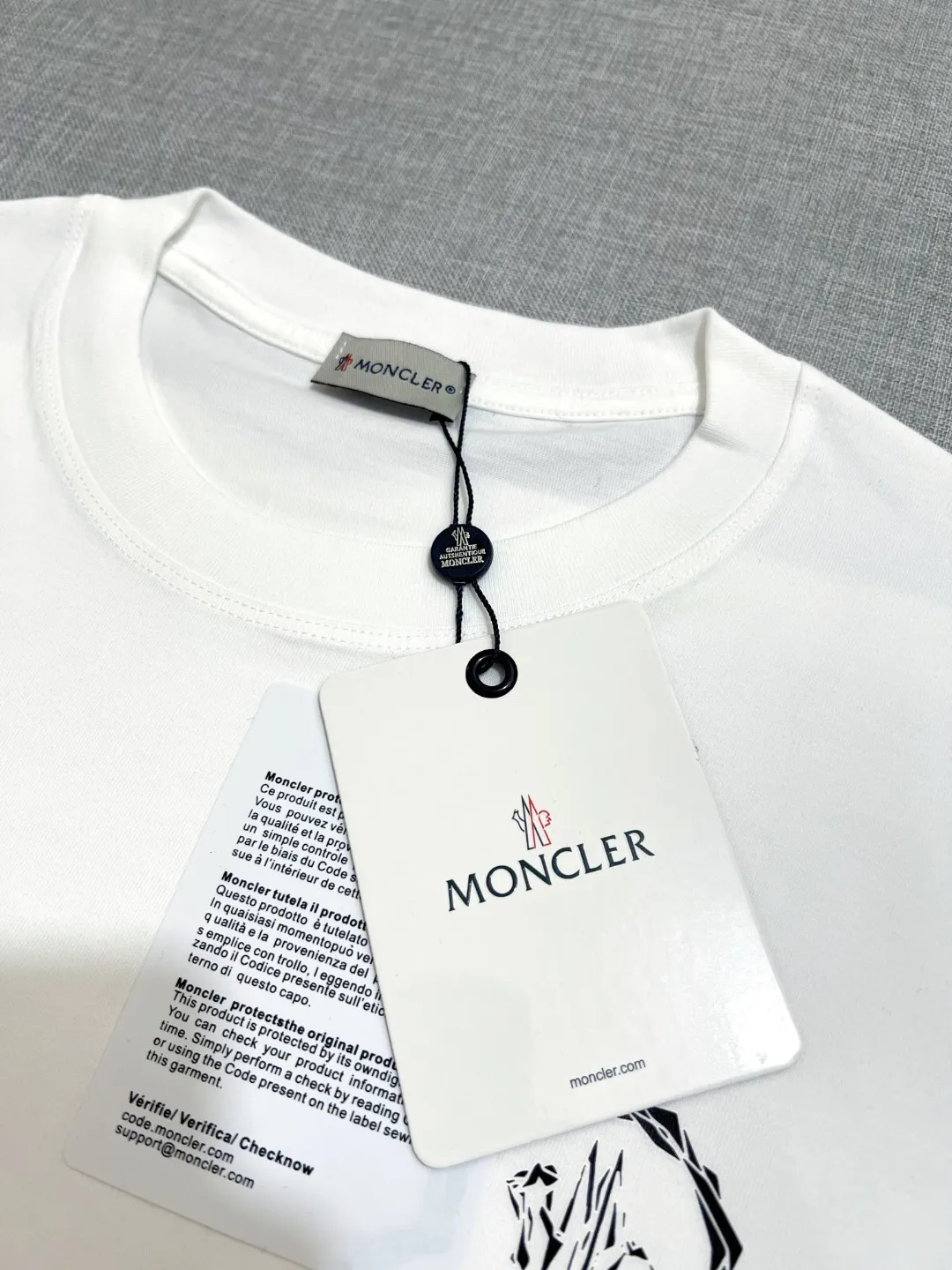 P140 New Meng MONCLER, printed armband round neck short-sleeved T-shirts are on sale at the same time as the official version. The details match the official version. The size of the logo is strictly controlled. The size is standard and the details are in sync with the official version. [Black printed LOGO on white chest] [Black chest apricot beige logo] The color details match the official version; the side sleeves have soft rubber black labels, and the details are standard. Made of 240g double yarn 100% cotton fabric, imported woven threads, the neckline is boned and not easily deformed, factory high-temperature washing process, the fabric is soft and breathable, does not shrink, and is not easy to deform; with NCF washed mark identification, the details are in place and the upper body looks good, European size version, loose and suitable, color: black, white, size XS-L (Can wear up to 200 pounds)