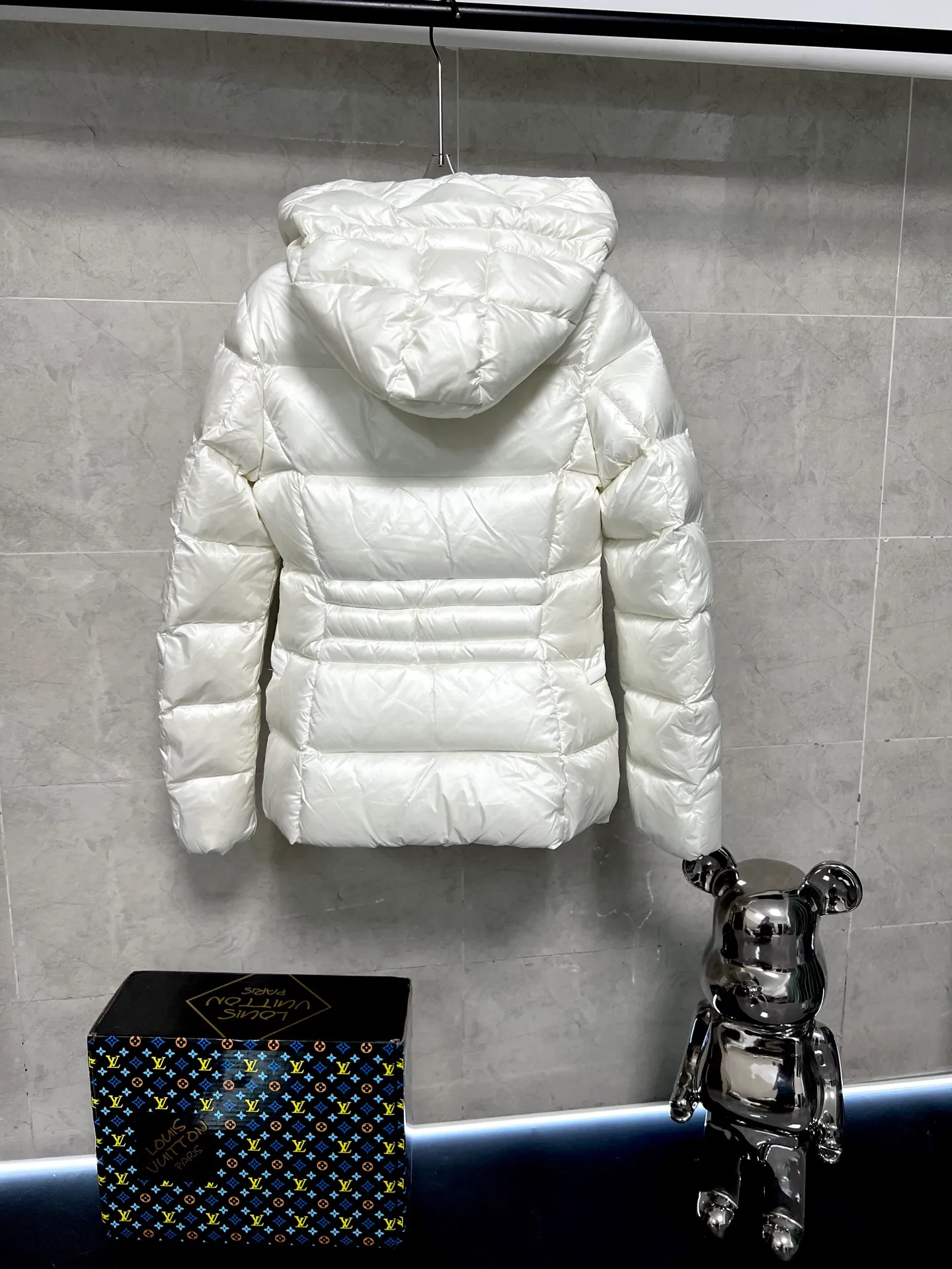 P1080 Moncler's new fur collar hooded waisted down jacket. The slim fit highlights the fluffy temperament of this down jacket. It is light and neat without any bloat. The fur collar at the neck is very textured. It is super slim and reduces your age. It is both warm and fashionable. It is definitely a versatile and unmistakable warm weapon for daily outings. Size: 1234