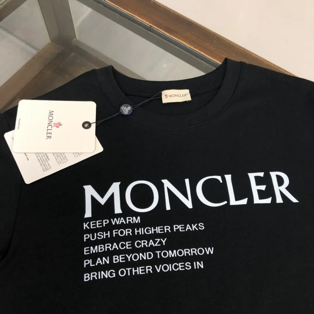 P150 MONCLER New model for the mouth. Themed design T-shirt. The fabric upper body is comfortable and breathable, not stiff, slim cut, and made of high-end custom-made pure cotton fabric! The upper body is comfortable and stylish, and it can be worn alone as an inner layer. It is a must-have for fashionistas! ! ! Black White [Size] S-XL (larger version)