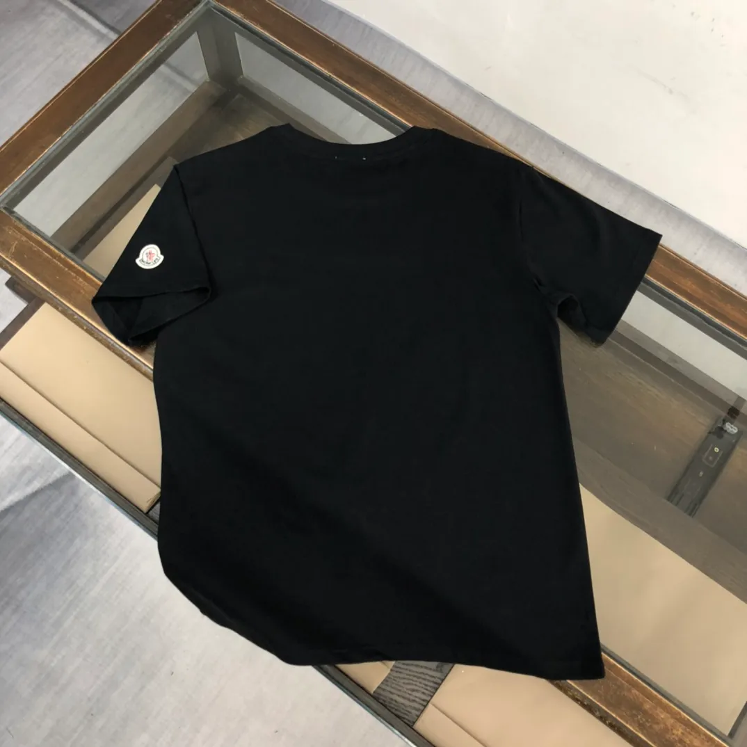 P150 MONCLER New model for the mouth. Themed design T-shirt. The fabric upper body is comfortable and breathable, not stiff, slim cut, and made of high-end custom-made pure cotton fabric! The upper body is comfortable and stylish, and it can be worn alone as an inner layer. It is a must-have for fashionistas! ! ! Black White [Size] S-XL (larger version)