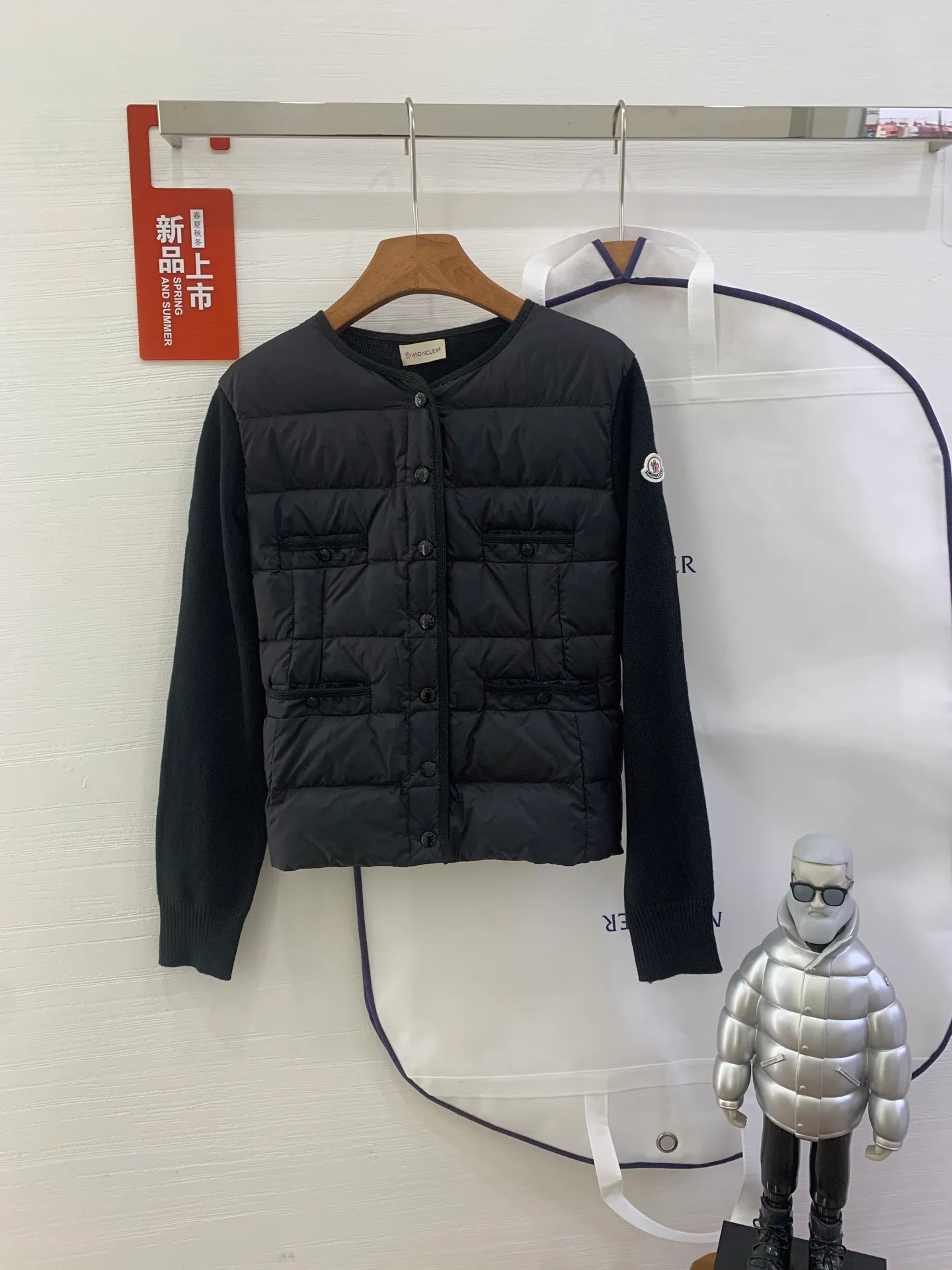 P680 French purchasing agent MONCLER 25-year-old 4-pocket thin spliced ​​knitted down jacket for women. This cardigan is equipped with a down-filled front and is suitable for wearing in all seasons throughout the year. Midweight knit style in merino wool. •Made from fine merino wool •longue saison lining •Longue saison front filled with down •Fully molded jersey •7 needles •Snap button closure •Pockets •Knit trim