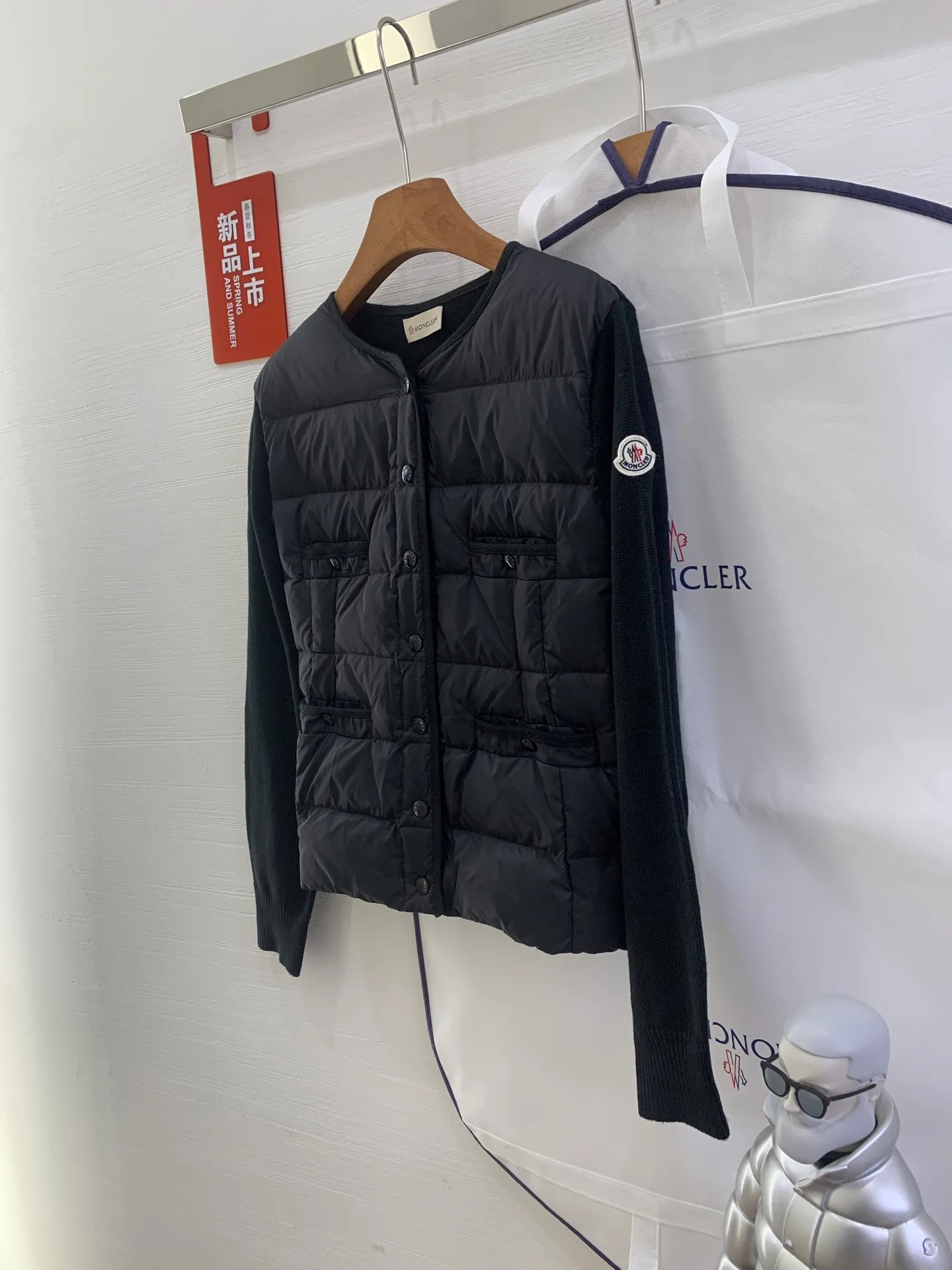 P680 French purchasing agent MONCLER 25-year-old 4-pocket thin spliced ​​knitted down jacket for women. This cardigan is equipped with a down-filled front and is suitable for wearing in all seasons throughout the year. Midweight knit style in merino wool. •Made from fine merino wool •longue saison lining •Longue saison front filled with down •Fully molded jersey •7 needles •Snap button closure •Pockets •Knit trim