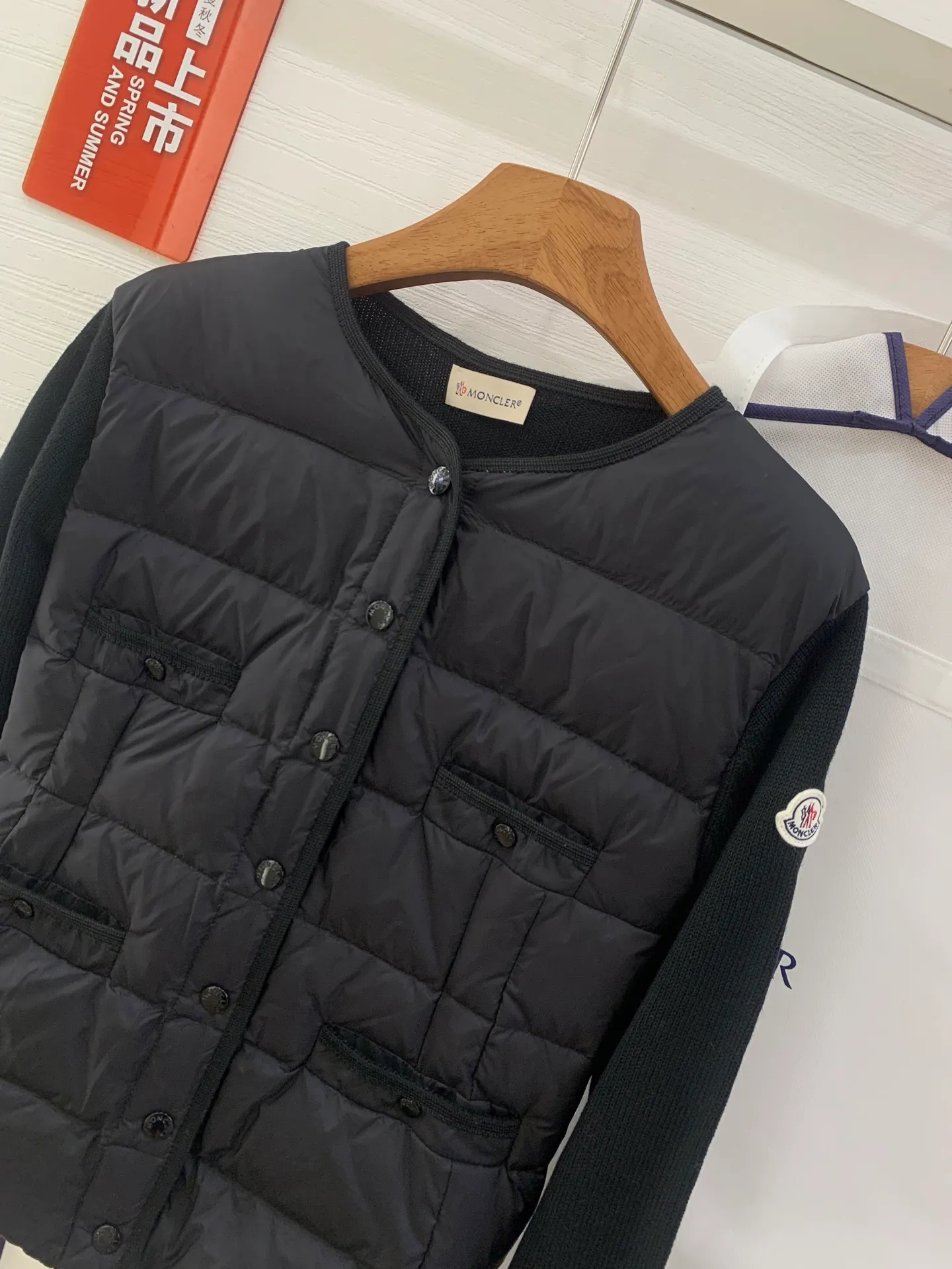 P680 French purchasing agent MONCLER 25-year-old 4-pocket thin spliced ​​knitted down jacket for women. This cardigan is equipped with a down-filled front and is suitable for wearing in all seasons throughout the year. Midweight knit style in merino wool. •Made from fine merino wool •longue saison lining •Longue saison front filled with down •Fully molded jersey •7 needles •Snap button closure •Pockets •Knit trim